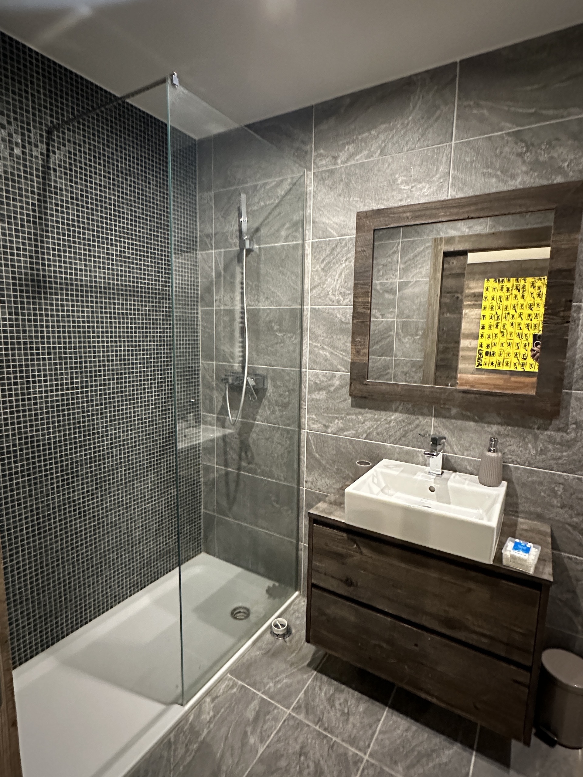 Modernes Badezimmer mit Duschbereich und Waschtisch