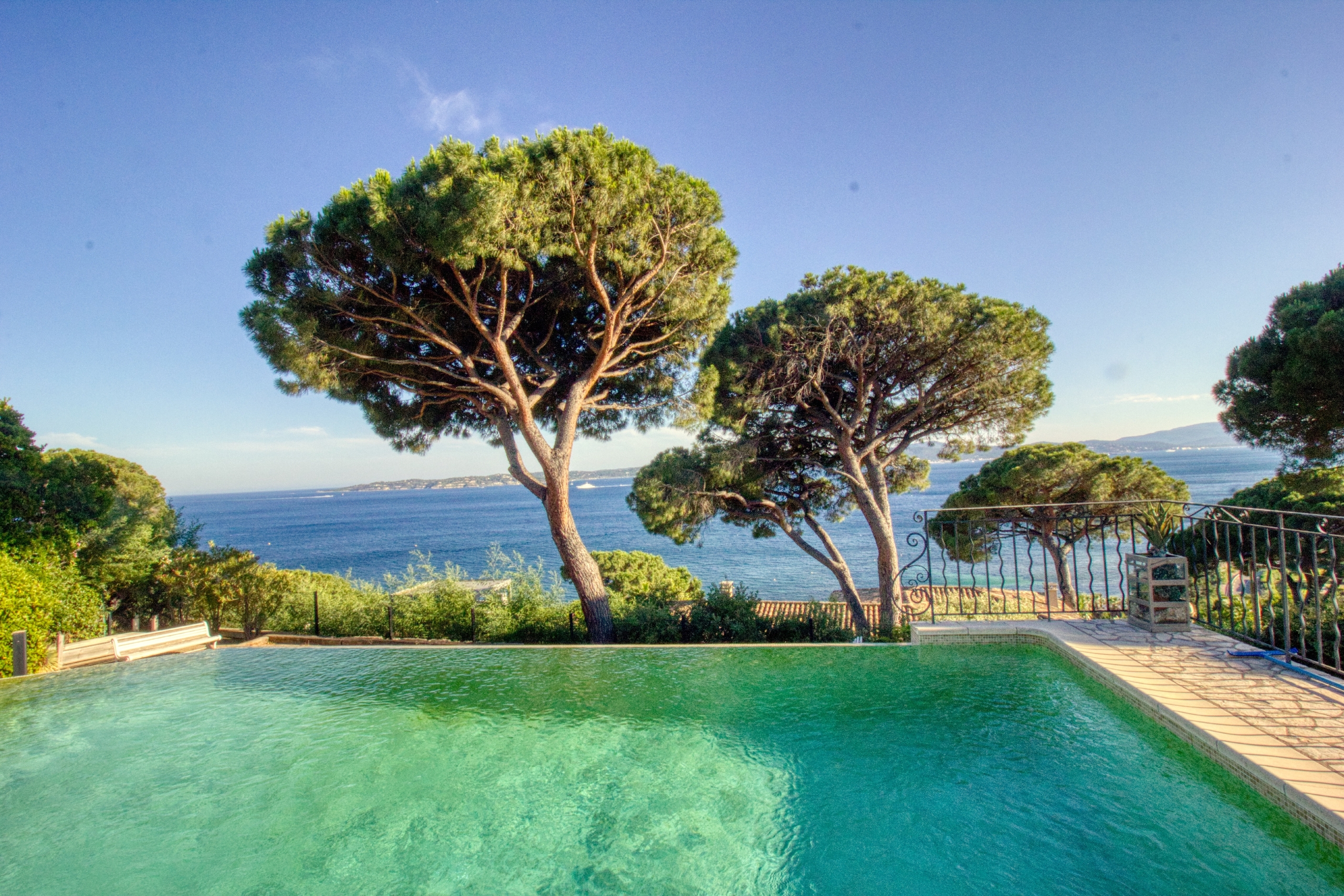Pool mit Meerblick