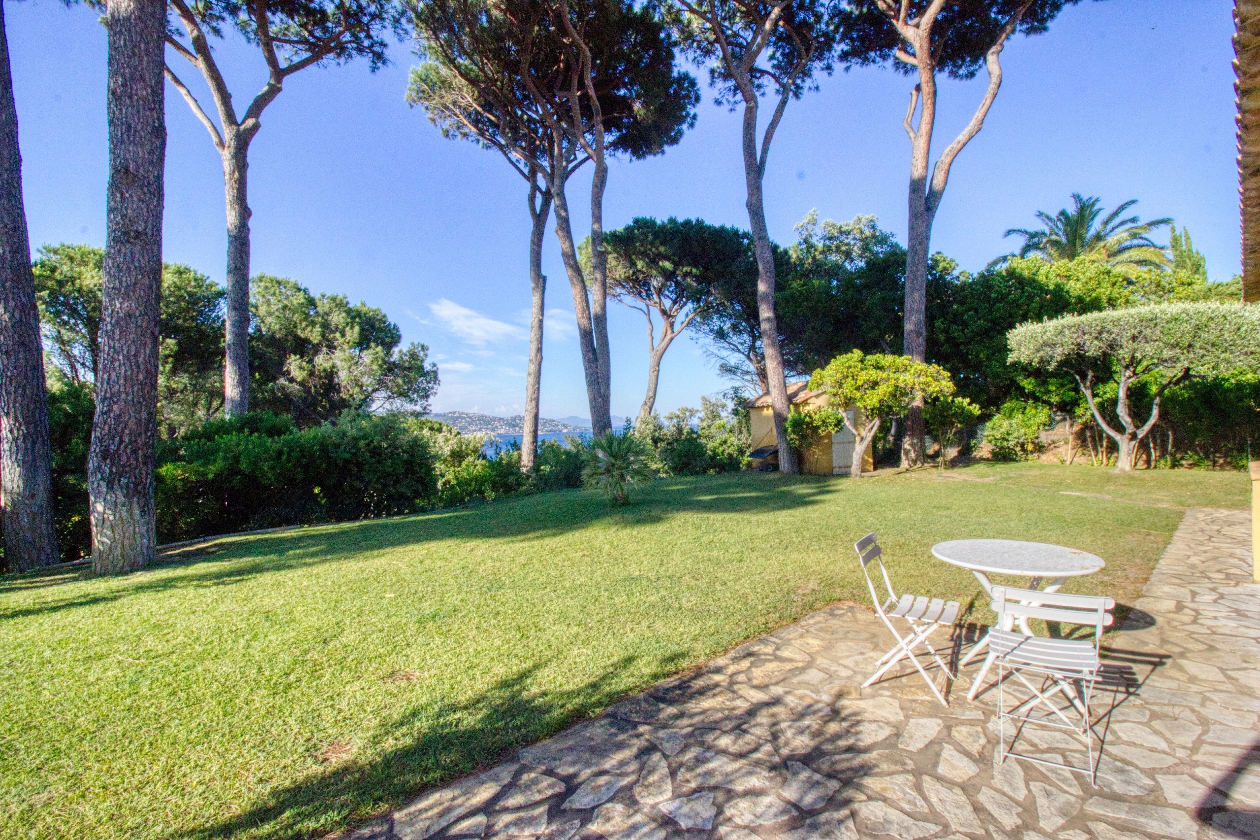 Gepflegter Garten mit Meerblick