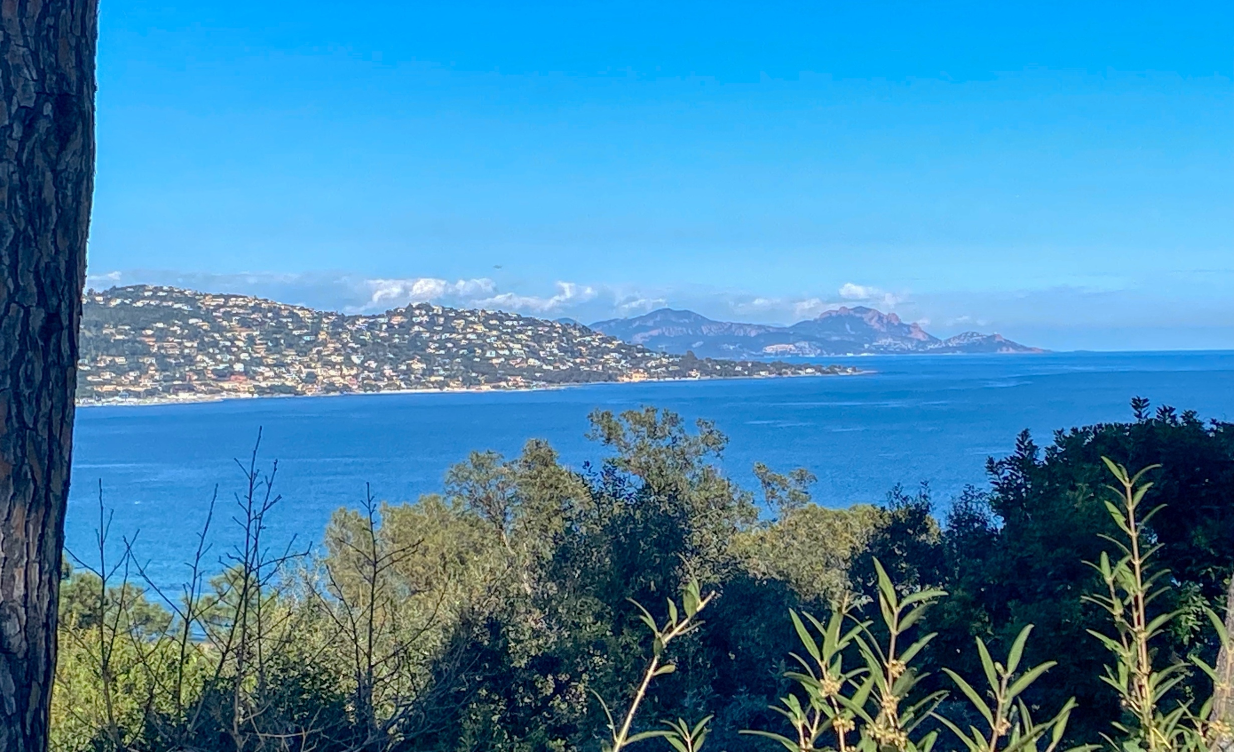Küstenblick auf Meer und Inseln