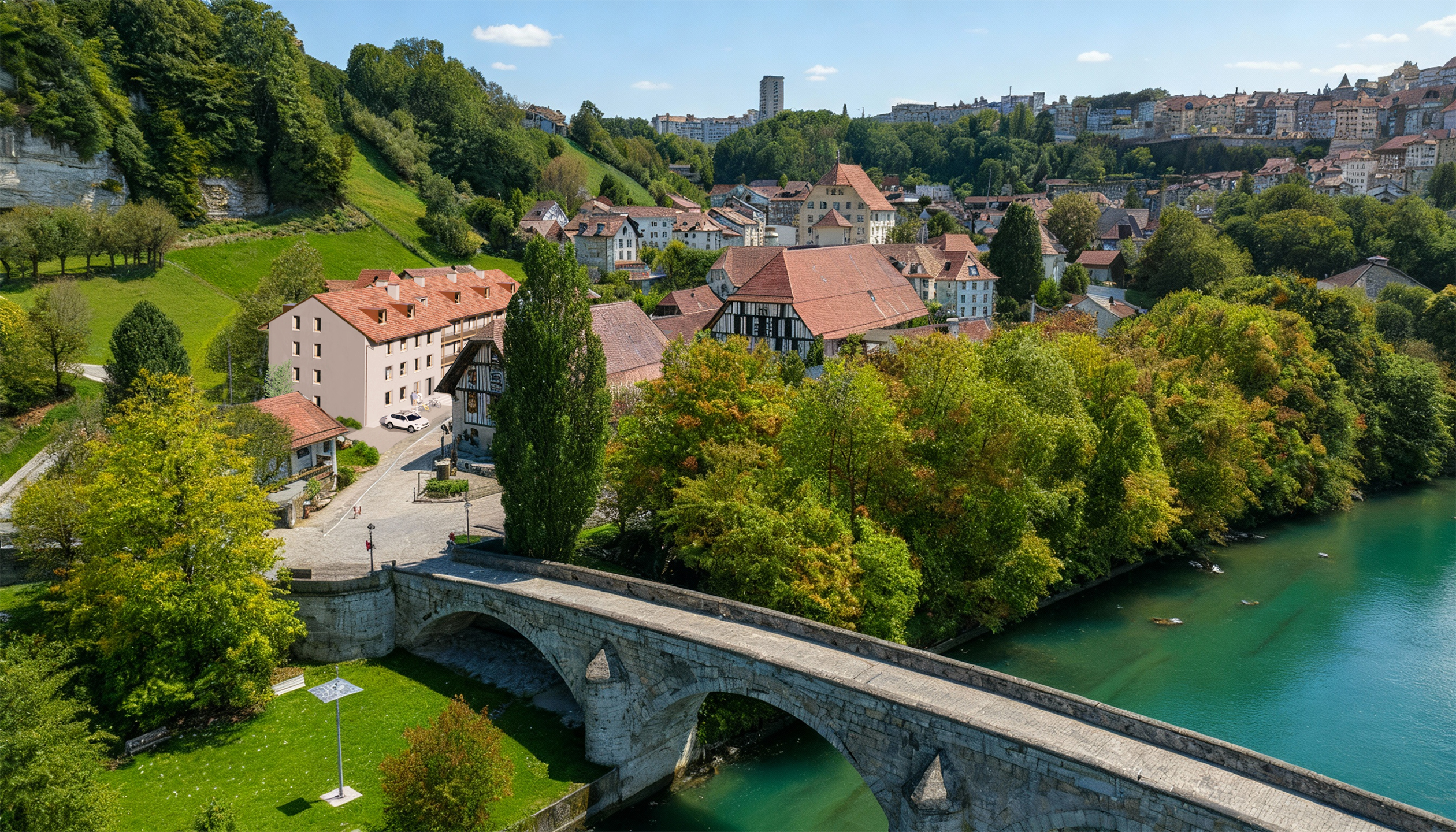 Historische Flussstadt mit Brücke und Uferbebauung