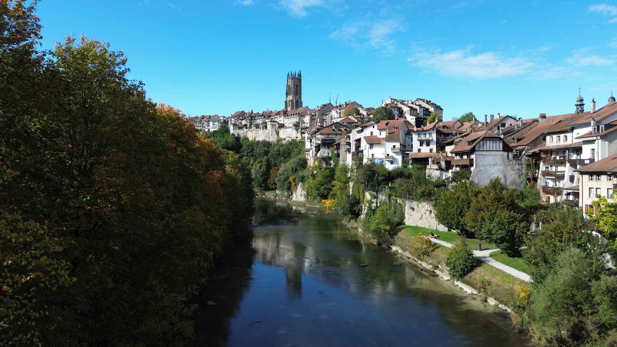 Stadtansicht mit Fluss und historischer Altstadt