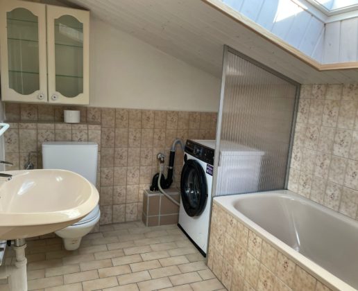 Badezimmer mit Dachfenster und Badewanne