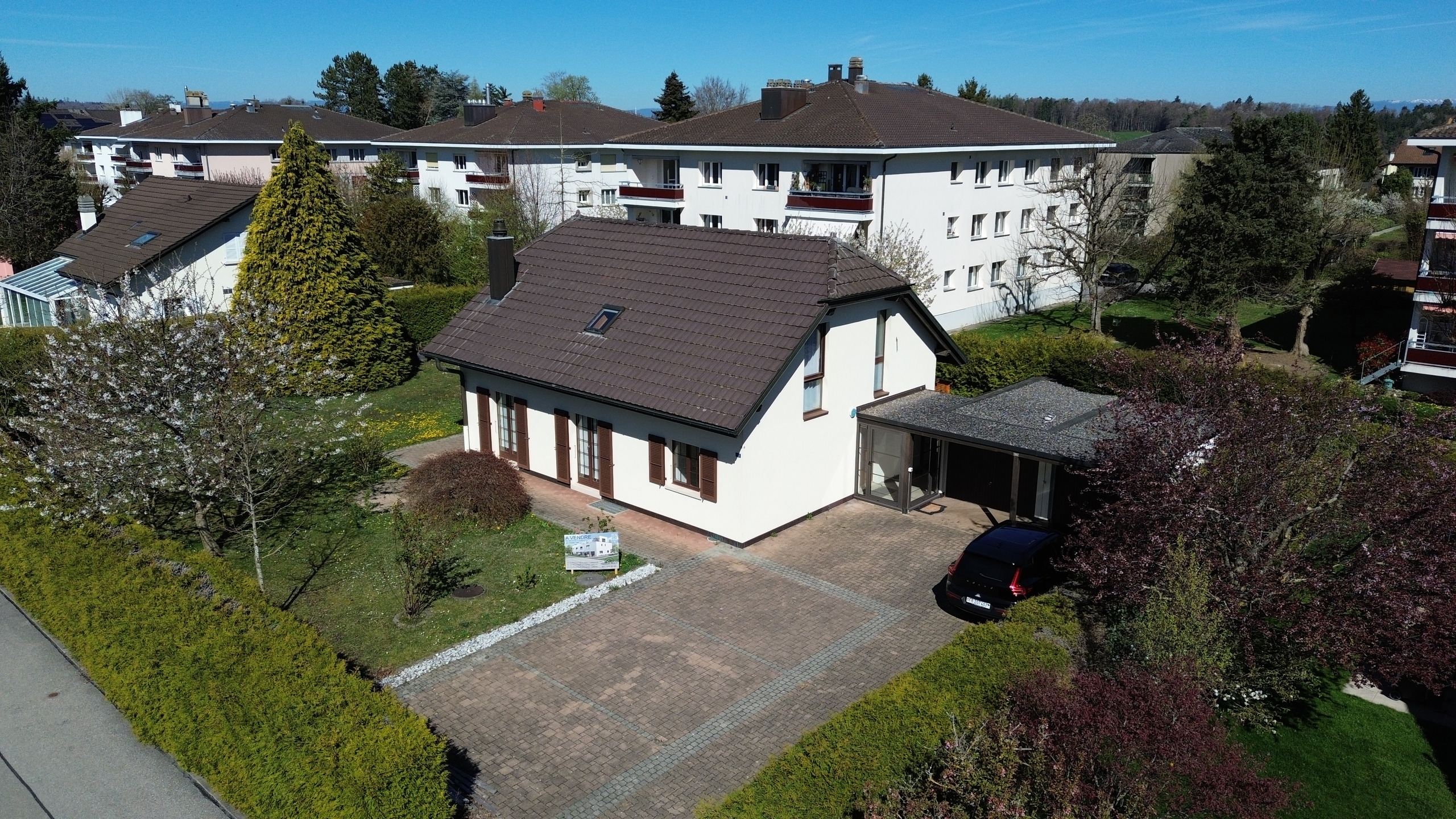 Luftaufnahme eines Wohnhauses mit Garten