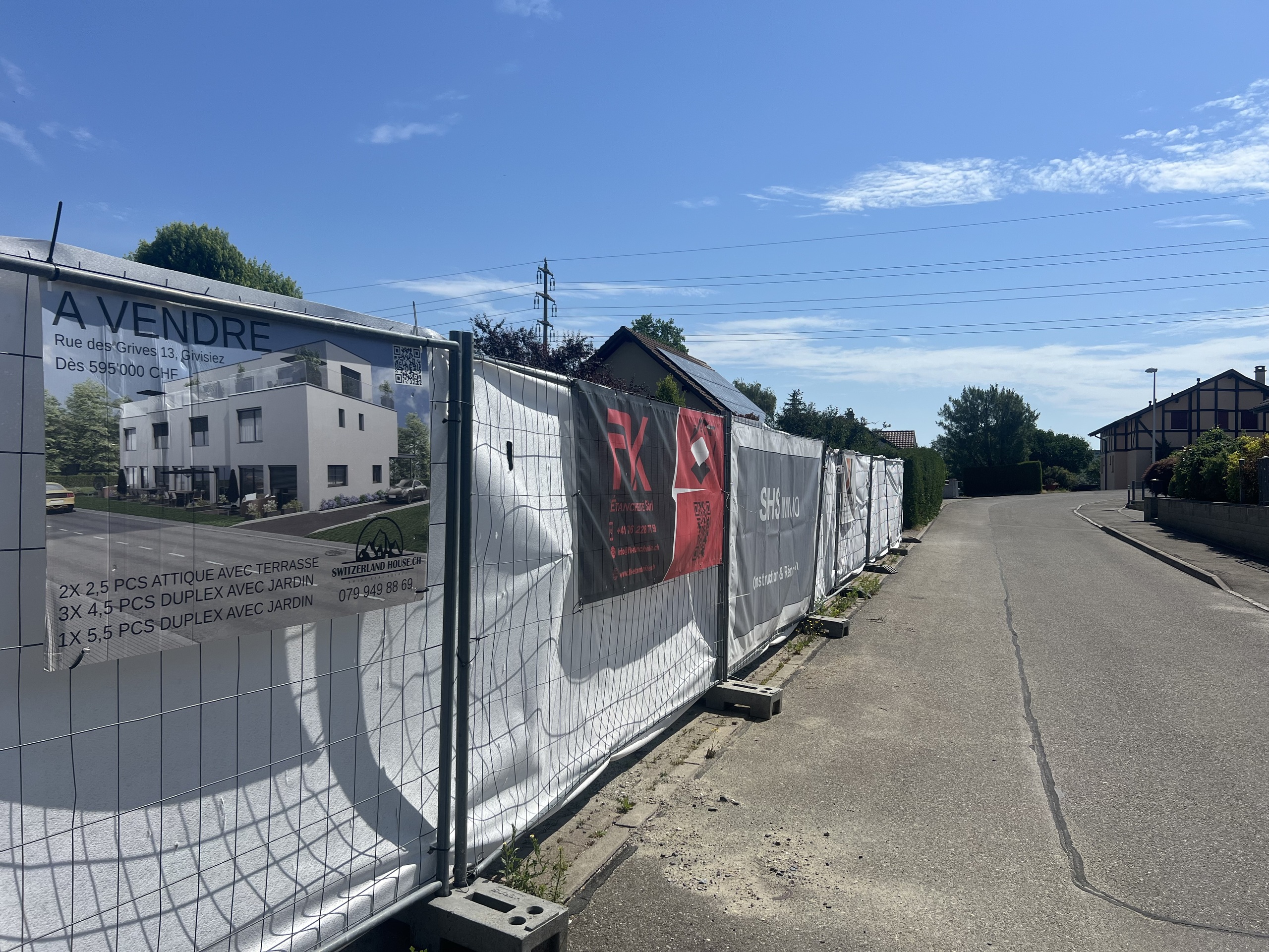 Baustellen-/Straßenansicht mit Verkaufsbanner