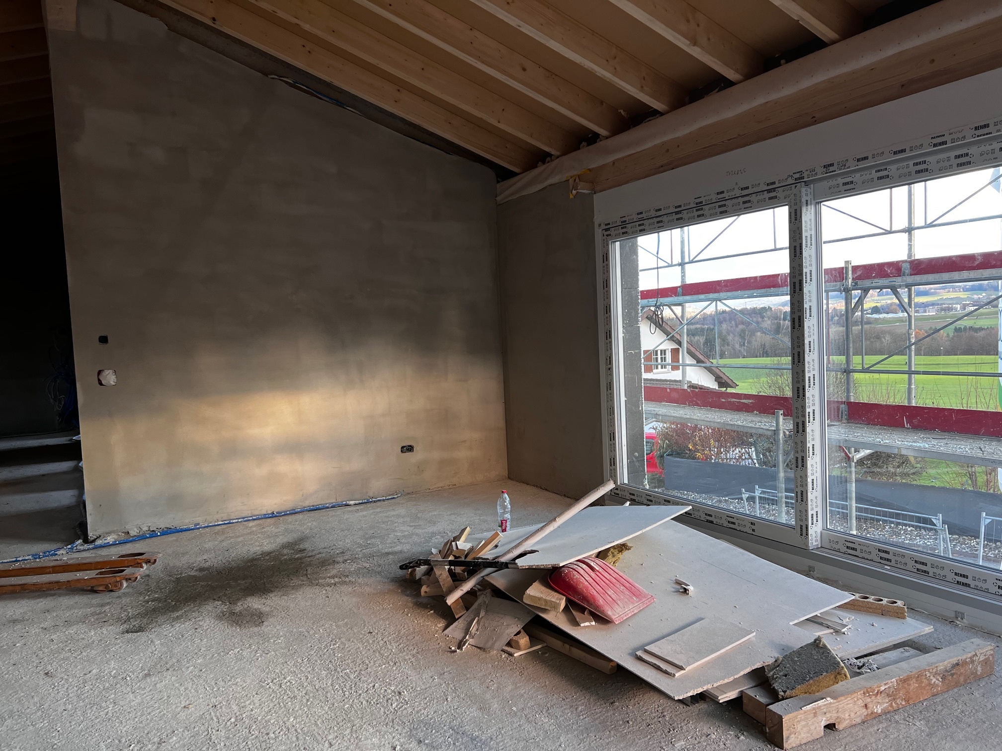 Unfertiger Innenraum mit großem Fenster