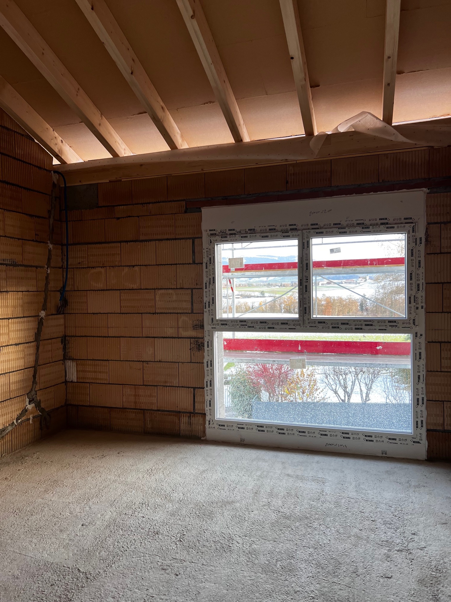 Unfertiger Dachraum mit großem Fenster