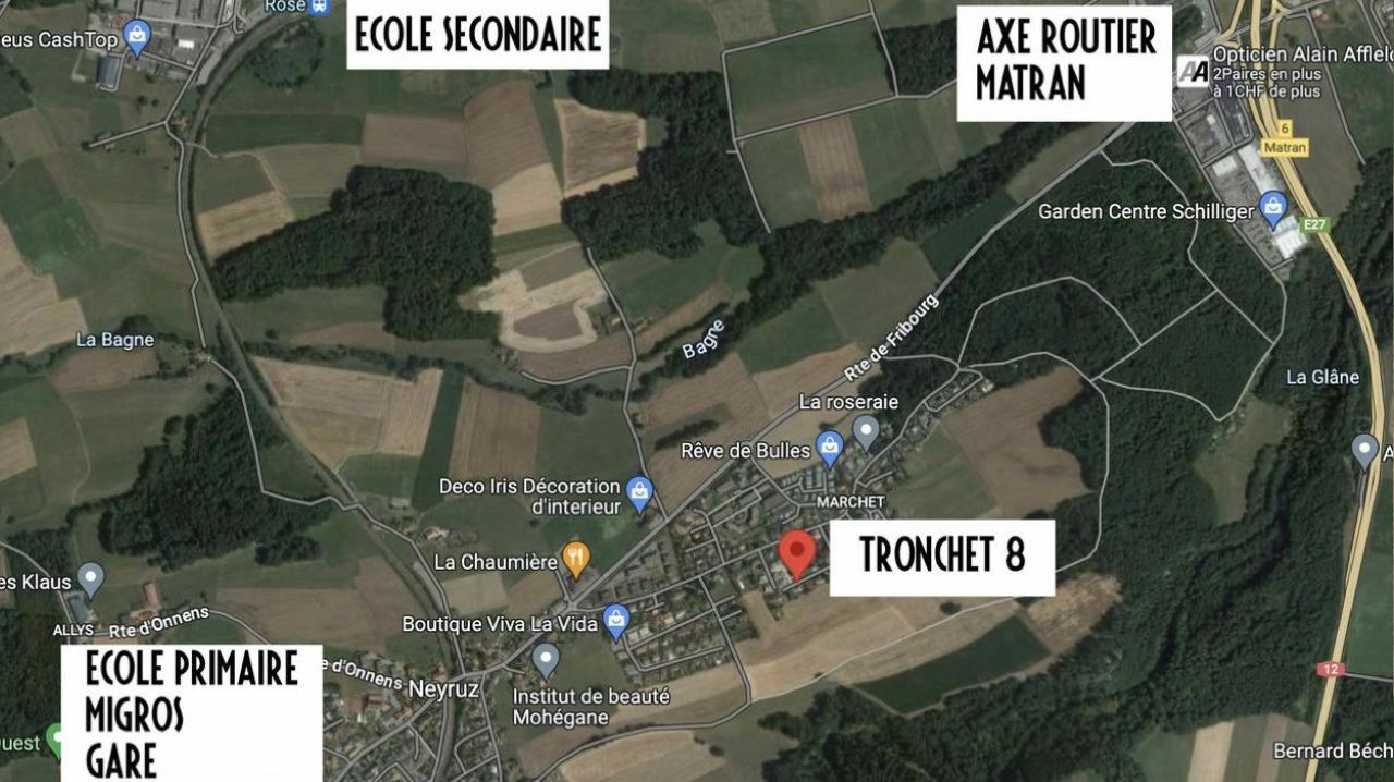Satellitenkarte eines ländlich-urbanen Gebiets mit Ortsmarkierung