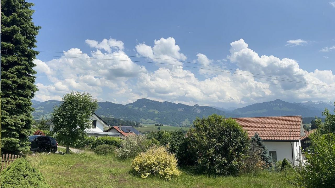 Ländliche Hanglage mit Bergpanorama