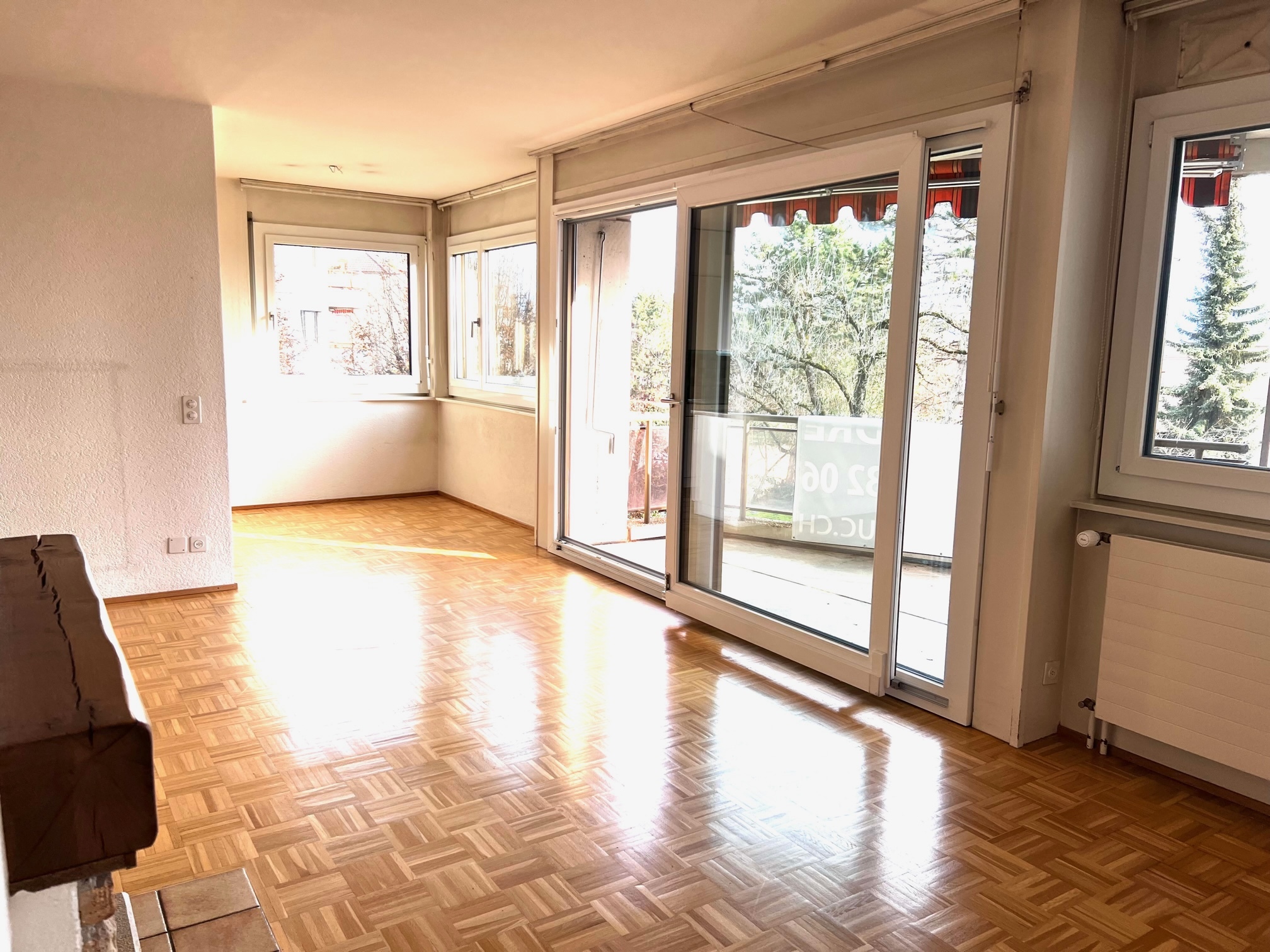 Heller Wohnraum mit Balkonzugang