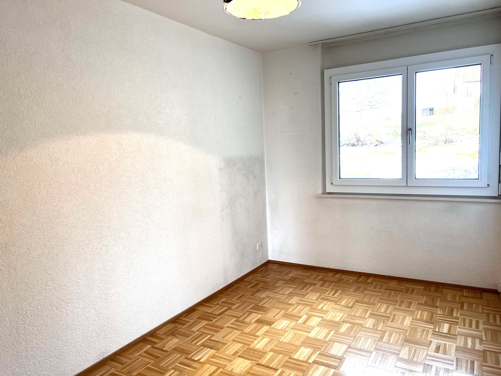 Leerer, heller Raum mit Fenster