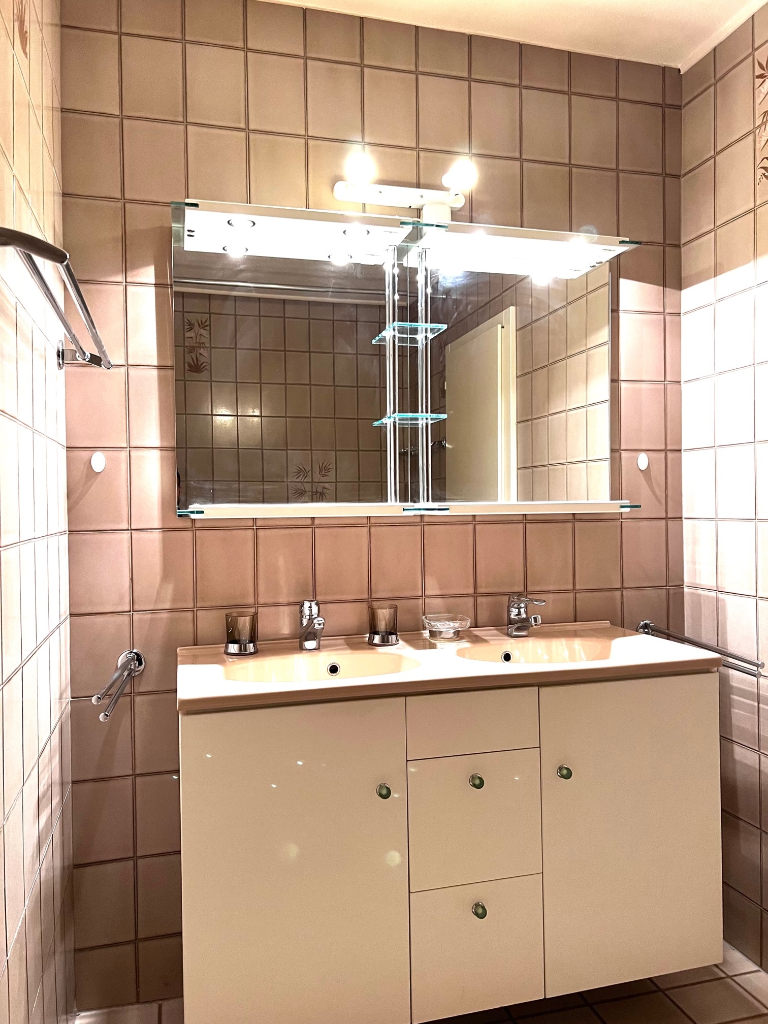 Badezimmer mit Doppelwaschtisch und Spiegel