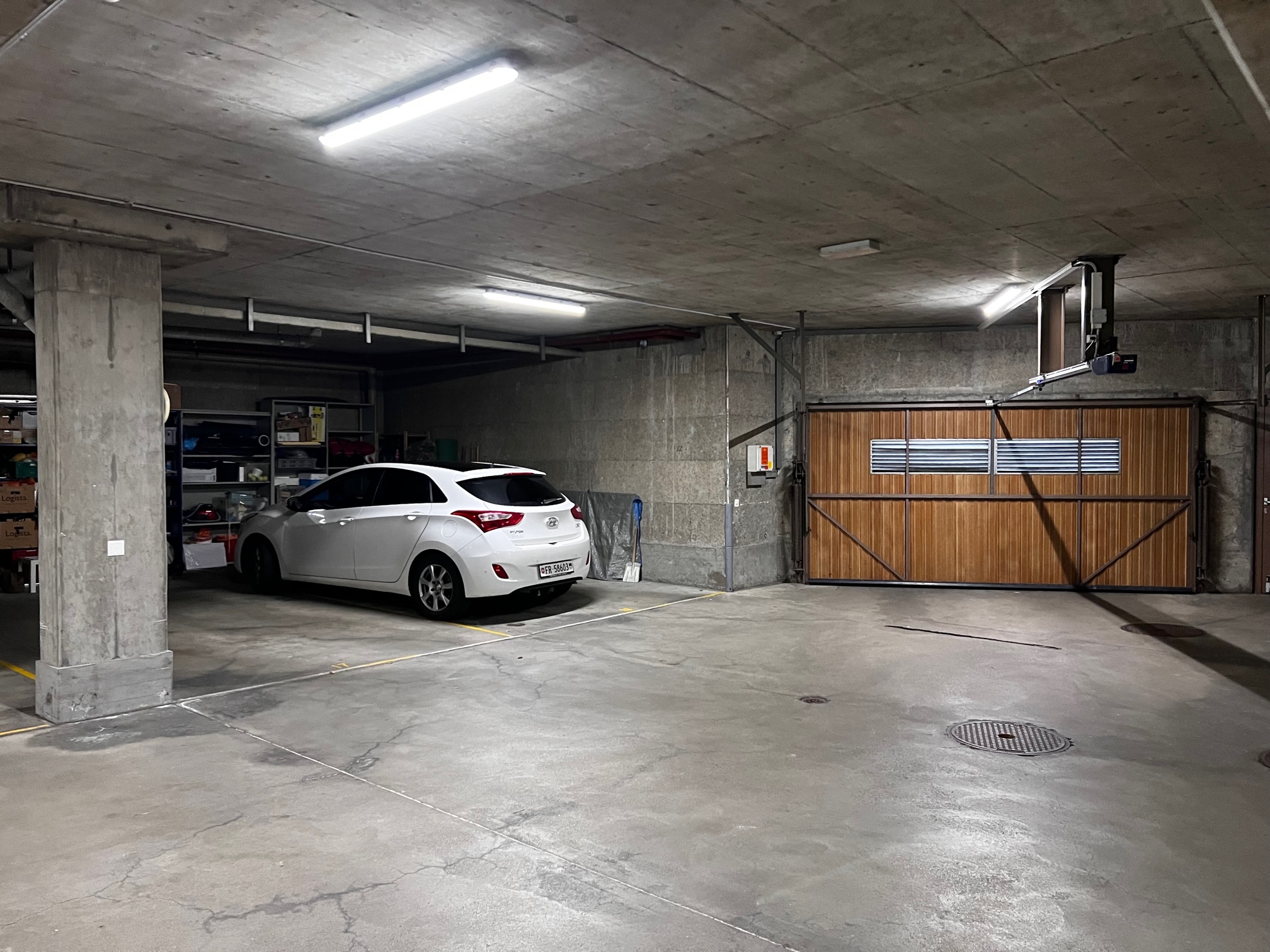 Tiefgarage mit geparktem Auto