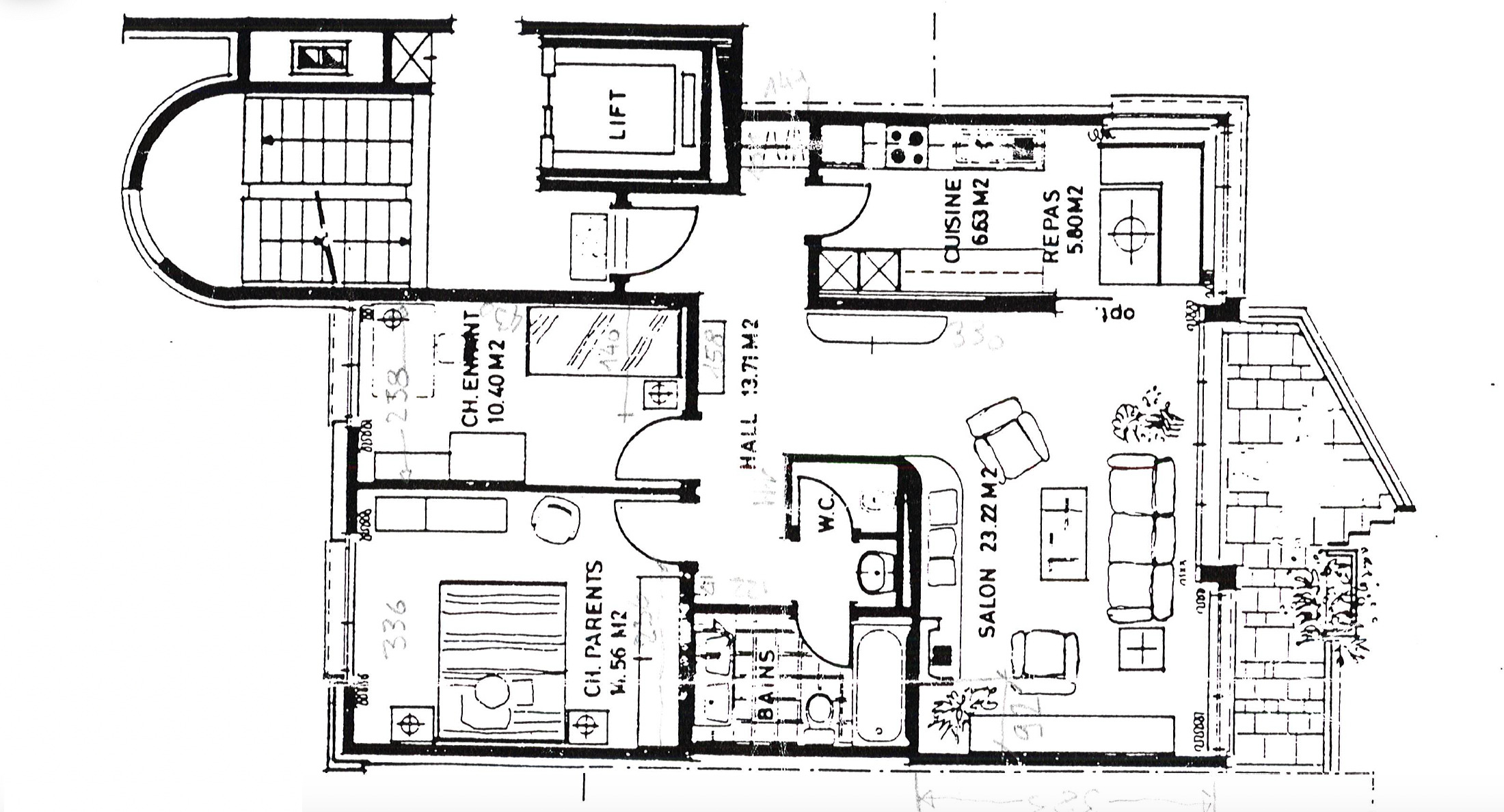 Grundriss einer Wohnung mit Balkon, Lift und mehreren Zimmern