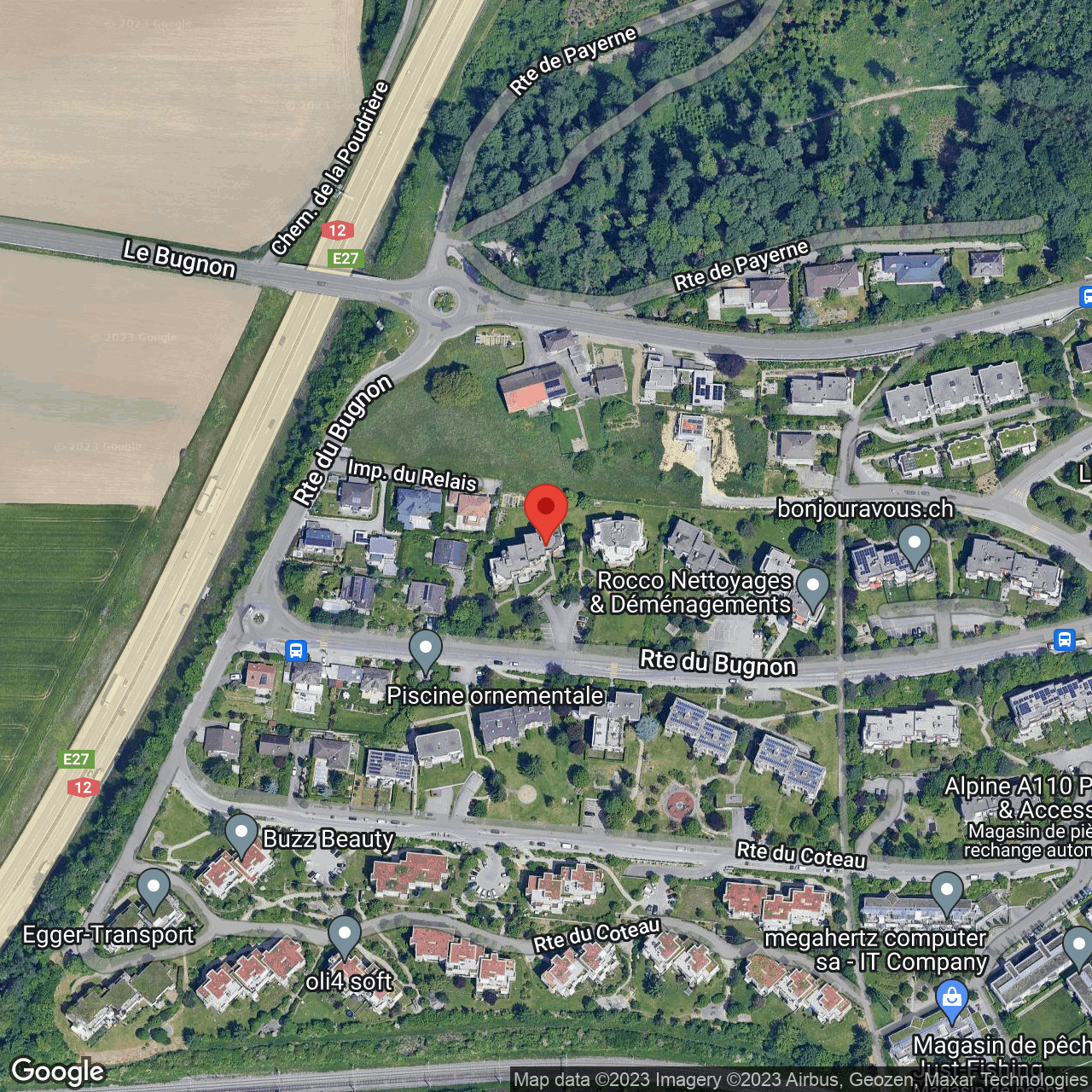Luftaufnahme eines Wohngebiets an einer Hauptstraße