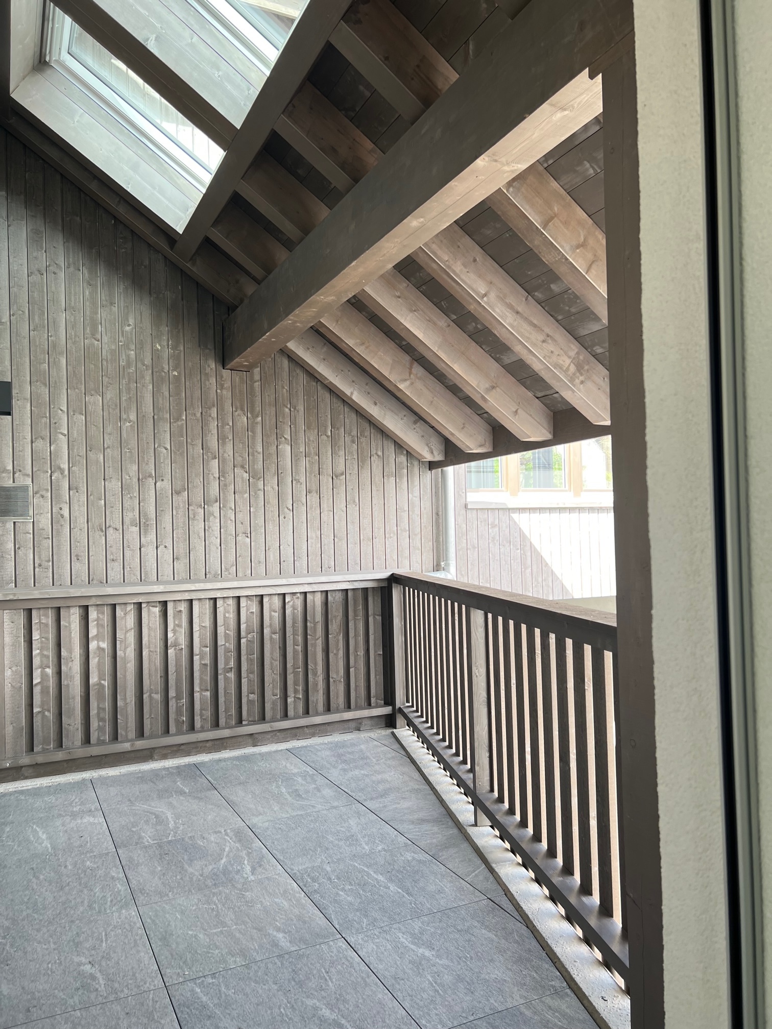 Überdachter Balkon mit Holzverkleidung