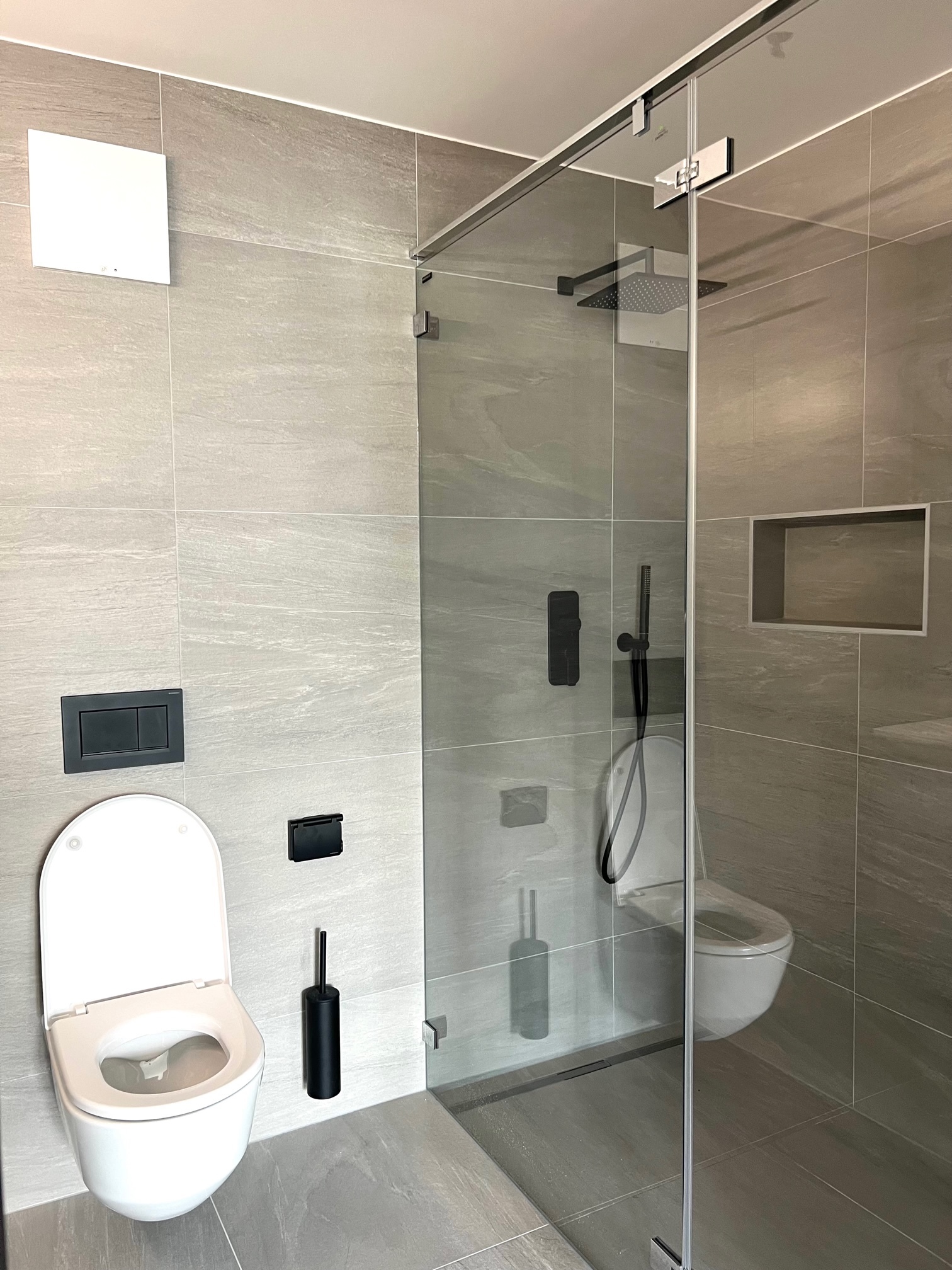 Modernes Bad mit Walk-in-Dusche und WC
