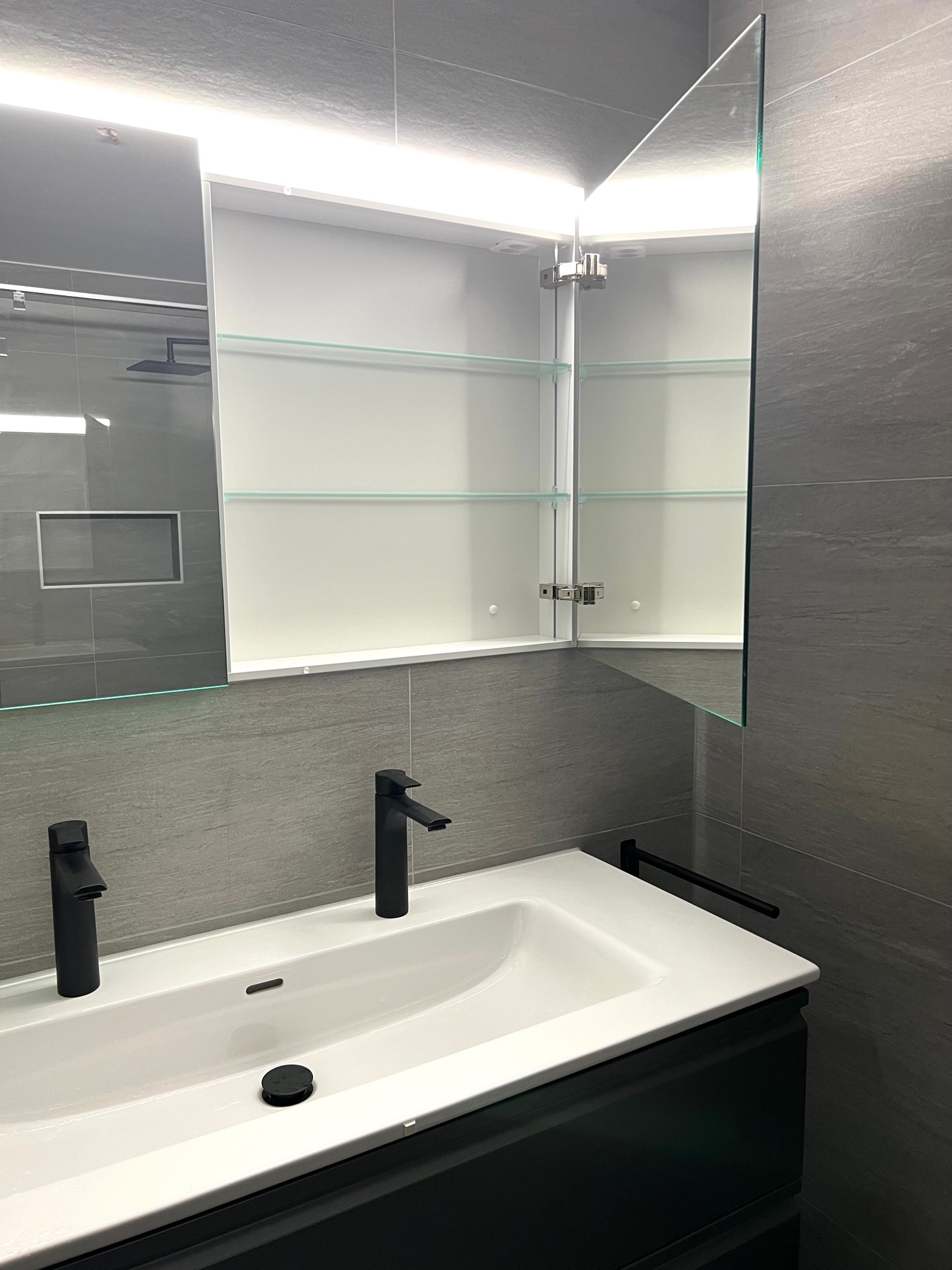 Modernes Badezimmer mit Waschtisch und Spiegelschrank