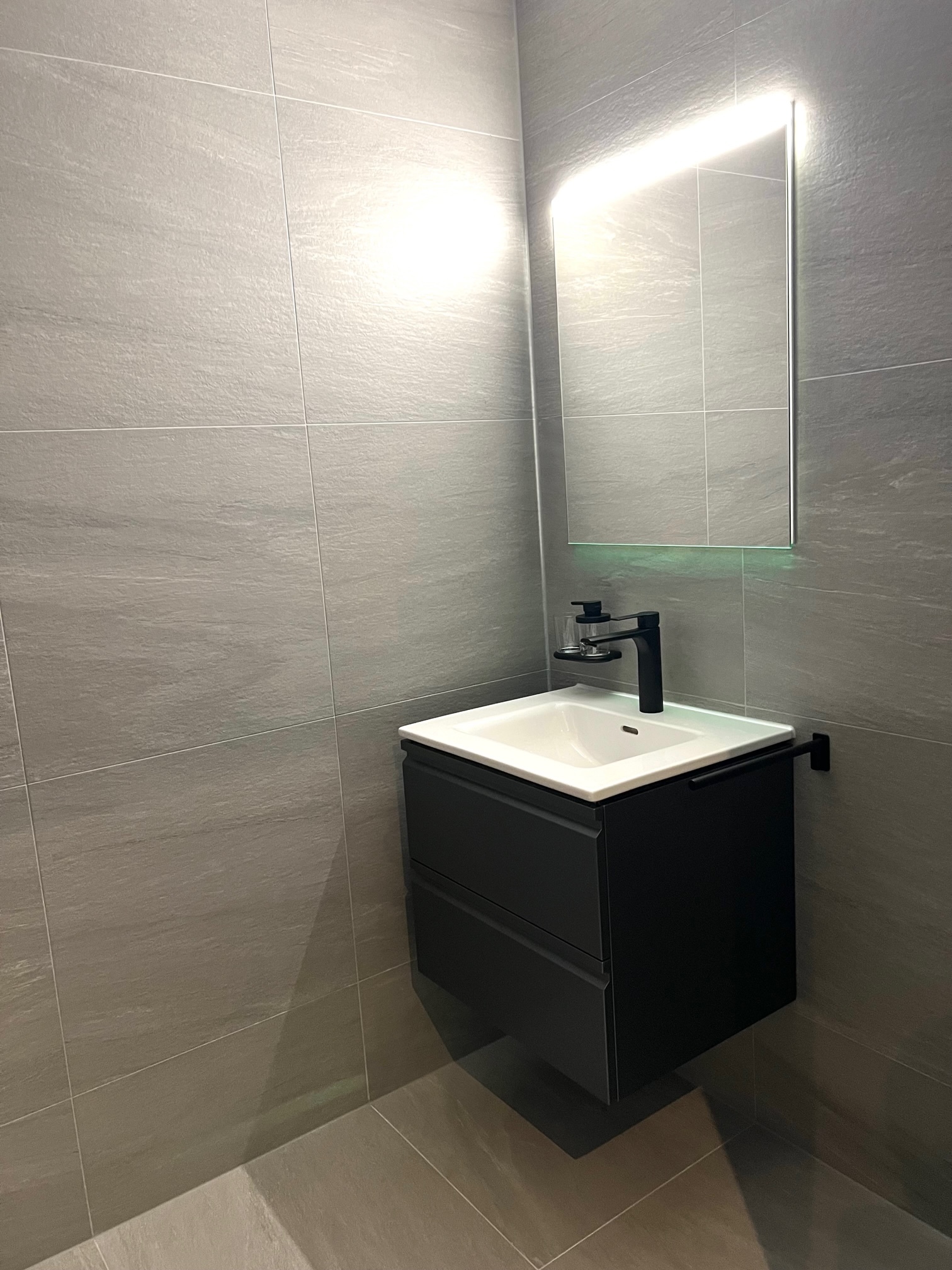 Modernes Gäste-WC mit Waschtisch