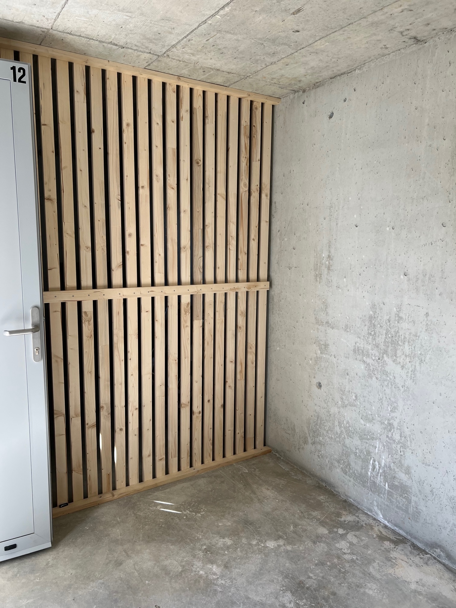 Tiefgaragenbereich mit Holzlamellenwand