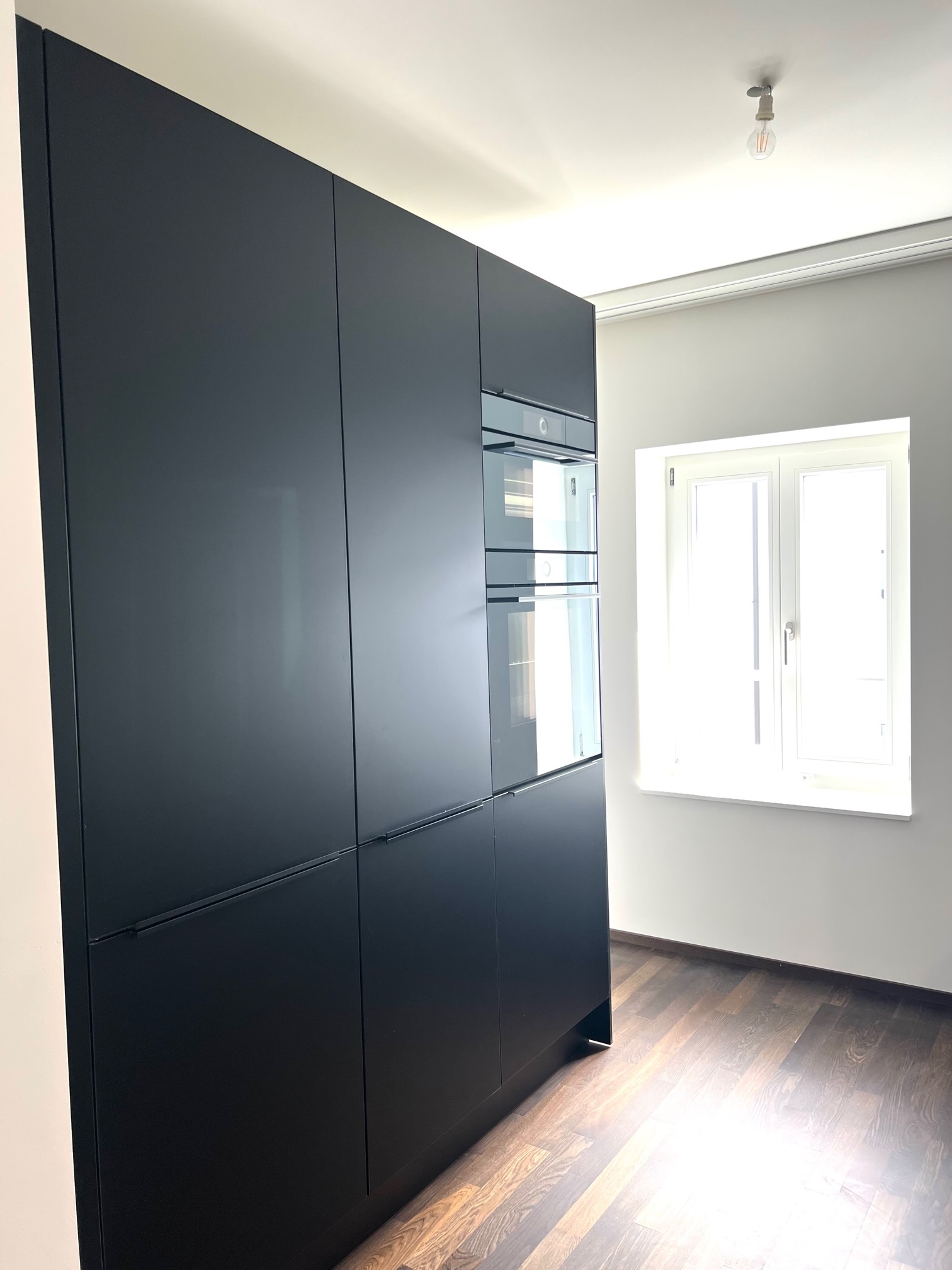 Modernes Ankleidezimmer mit großer Einbauschrankwand