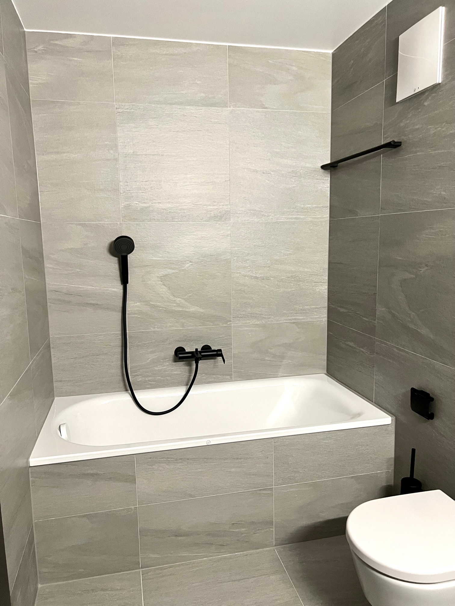 Modernes Badezimmer mit Badewanne und Dusche