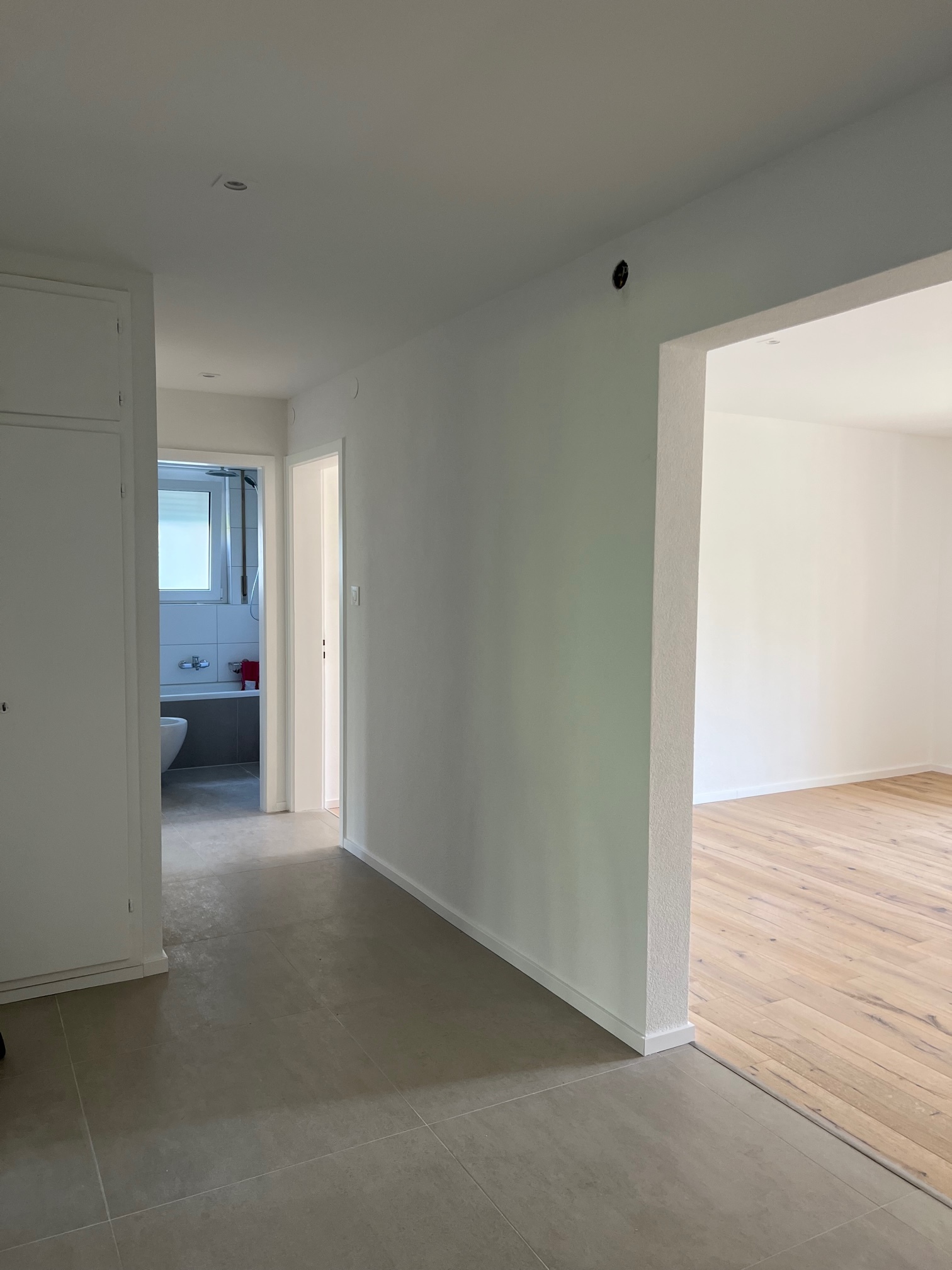 Flur mit Blick in Bad und Nebenraum