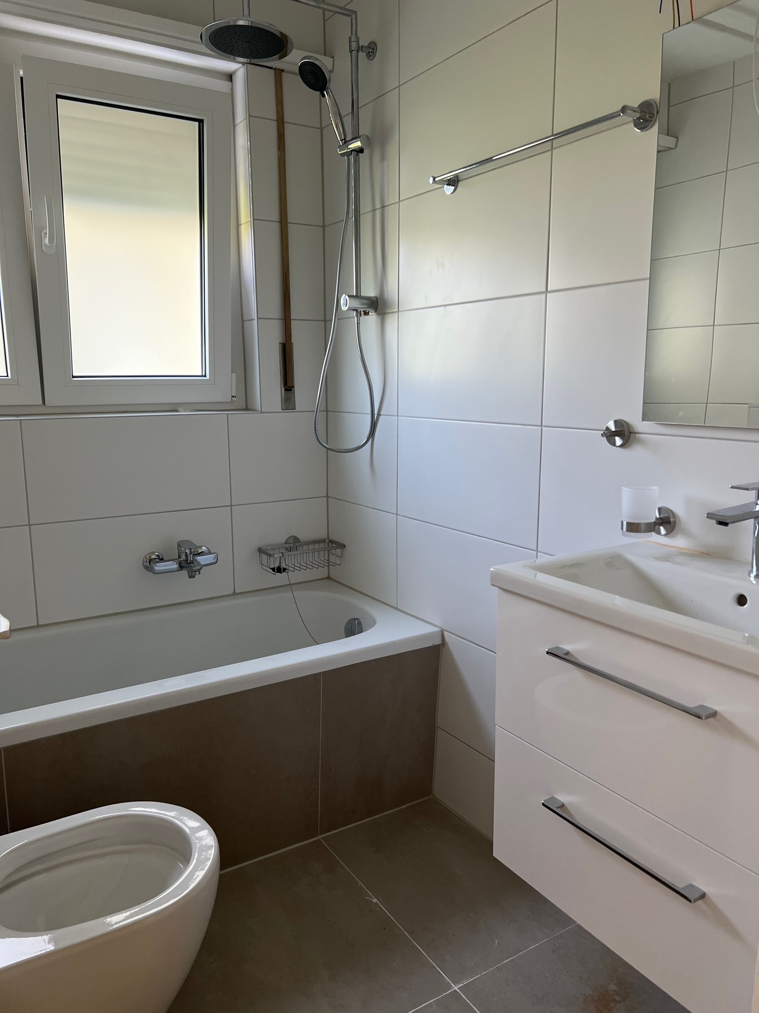 Modernes Badezimmer mit Badewanne und Fenster