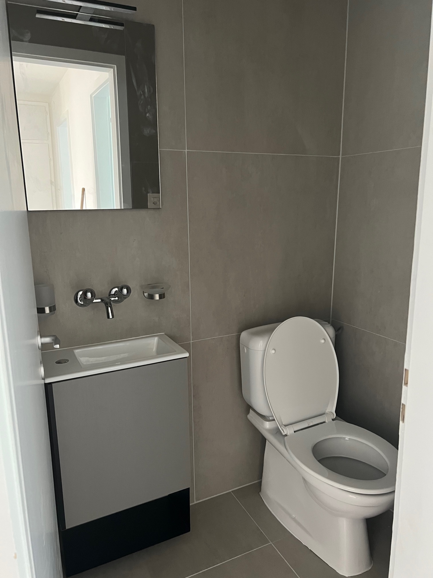 Gäste-WC mit wandhängendem Waschbecken und WC
