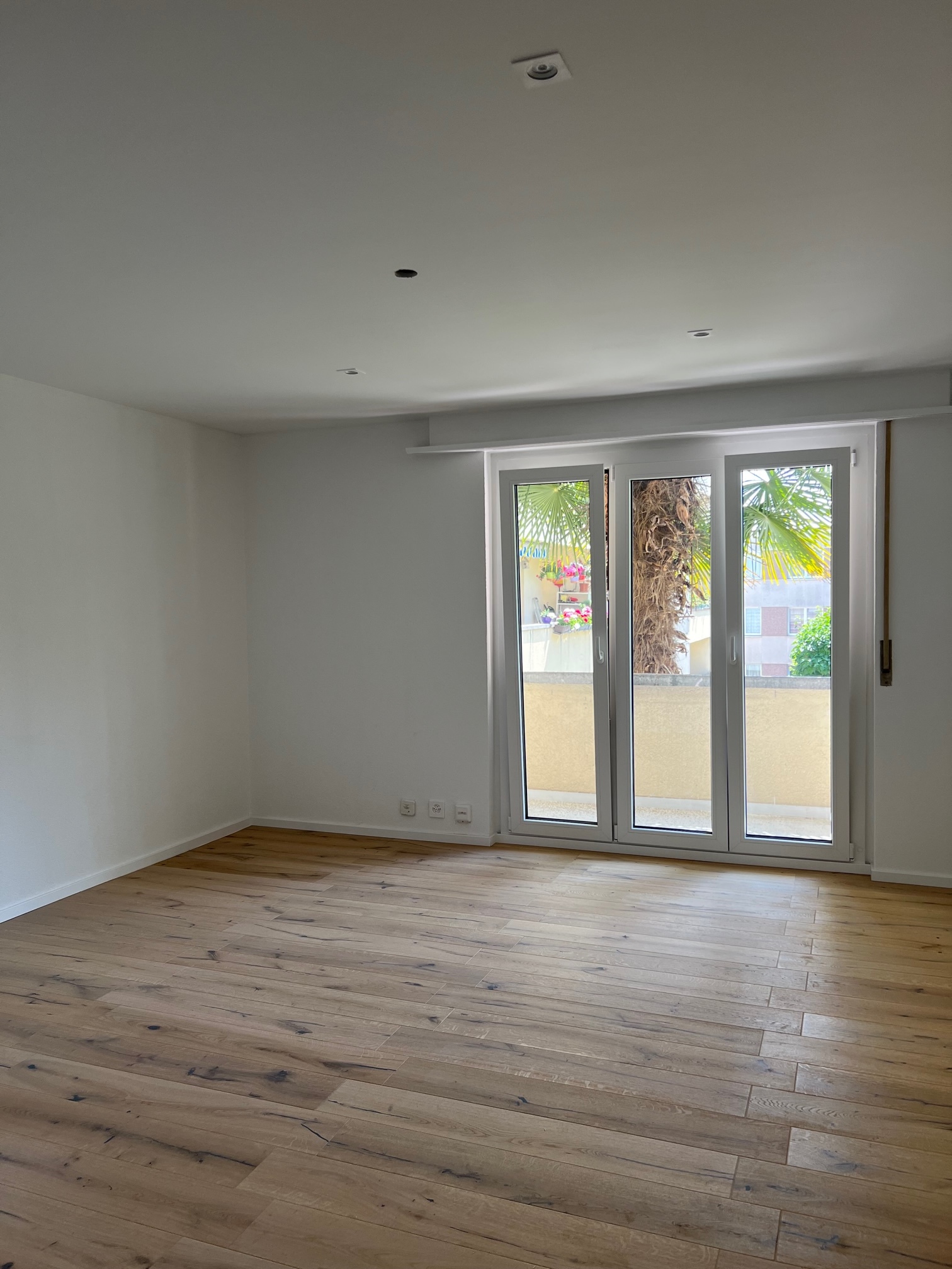 Leerer heller Raum mit Balkonfenster