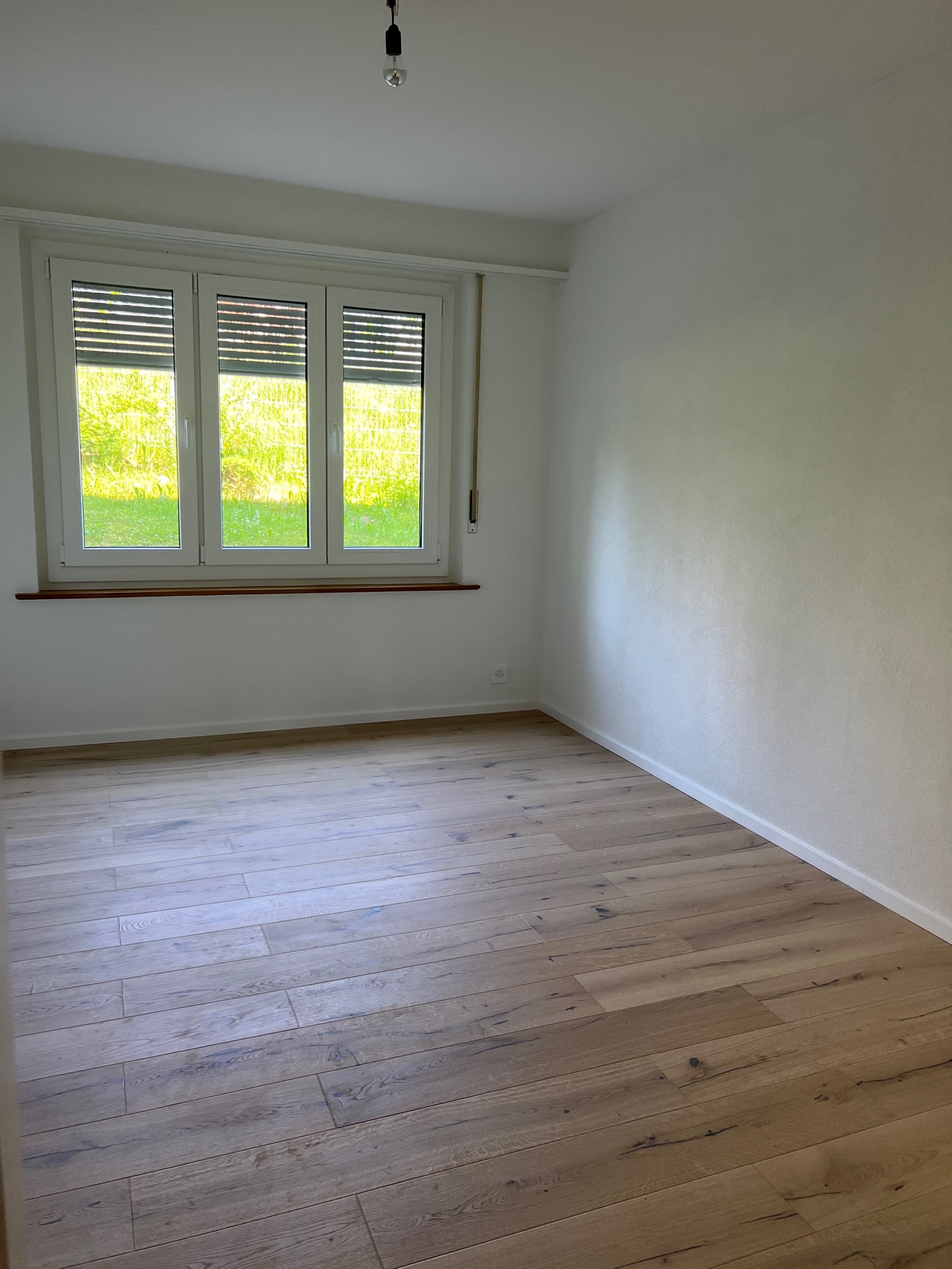 Leerer, heller Raum mit Fenster