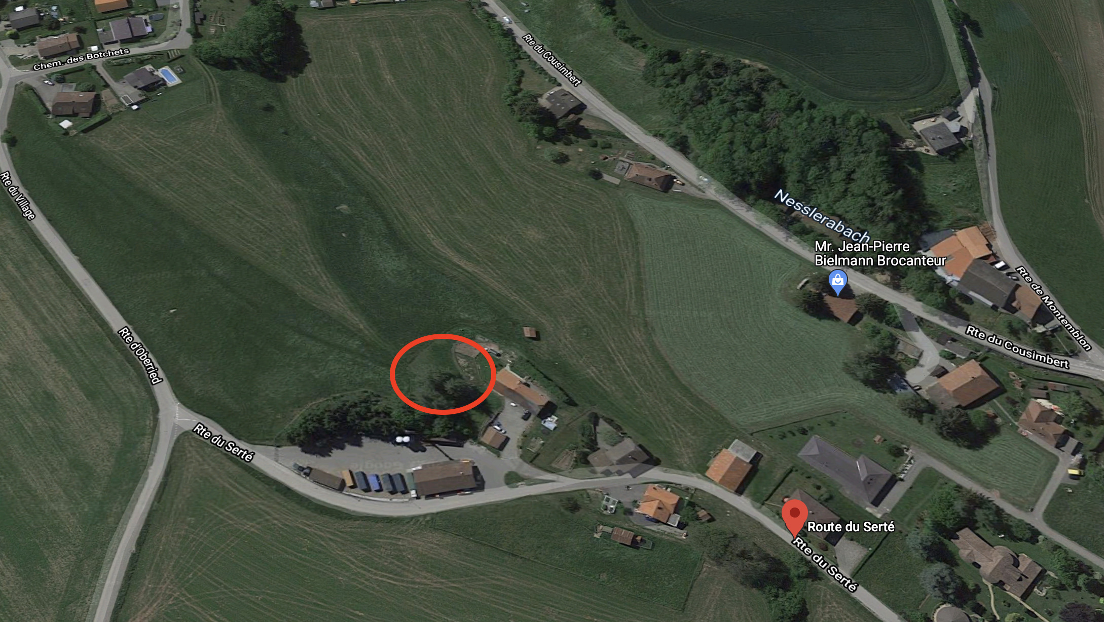 Luftaufnahme einer ländlichen Grundstücks- und Straßenlage