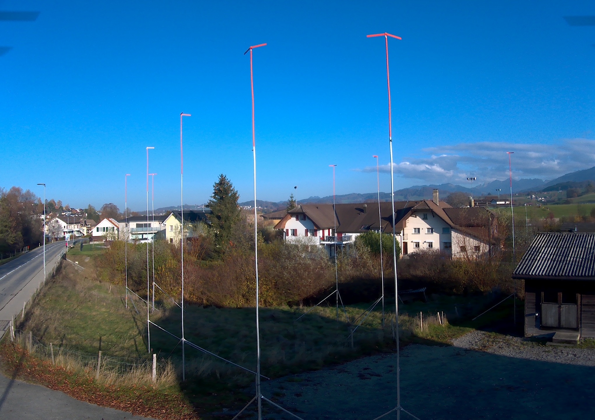 Landschaft mit Wohnhäusern und Straße