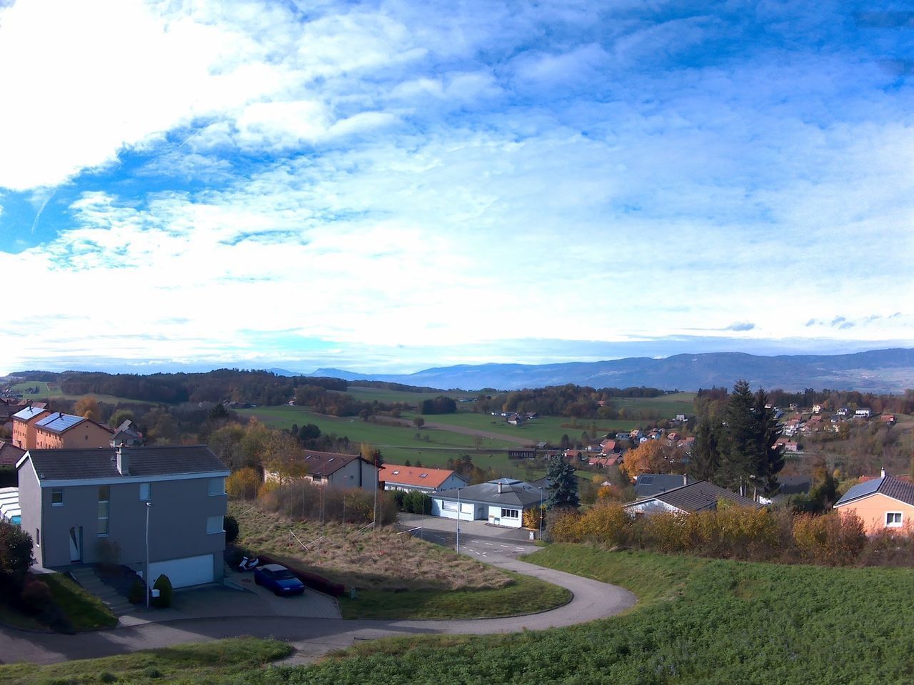 Weitblick über Wohngebiet und Landschaft
