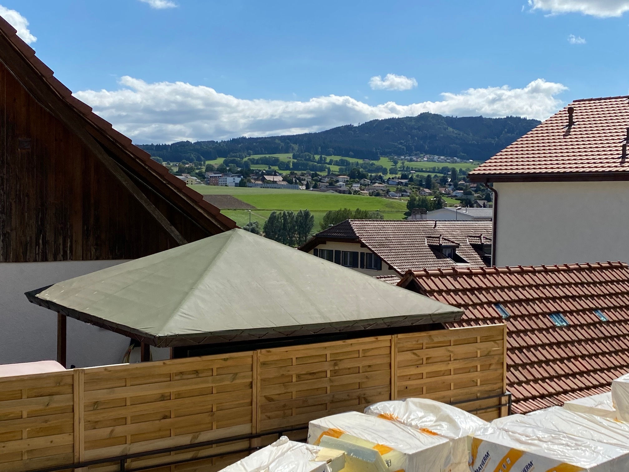 Dachblick über Landschaft und Nachbarhäuser