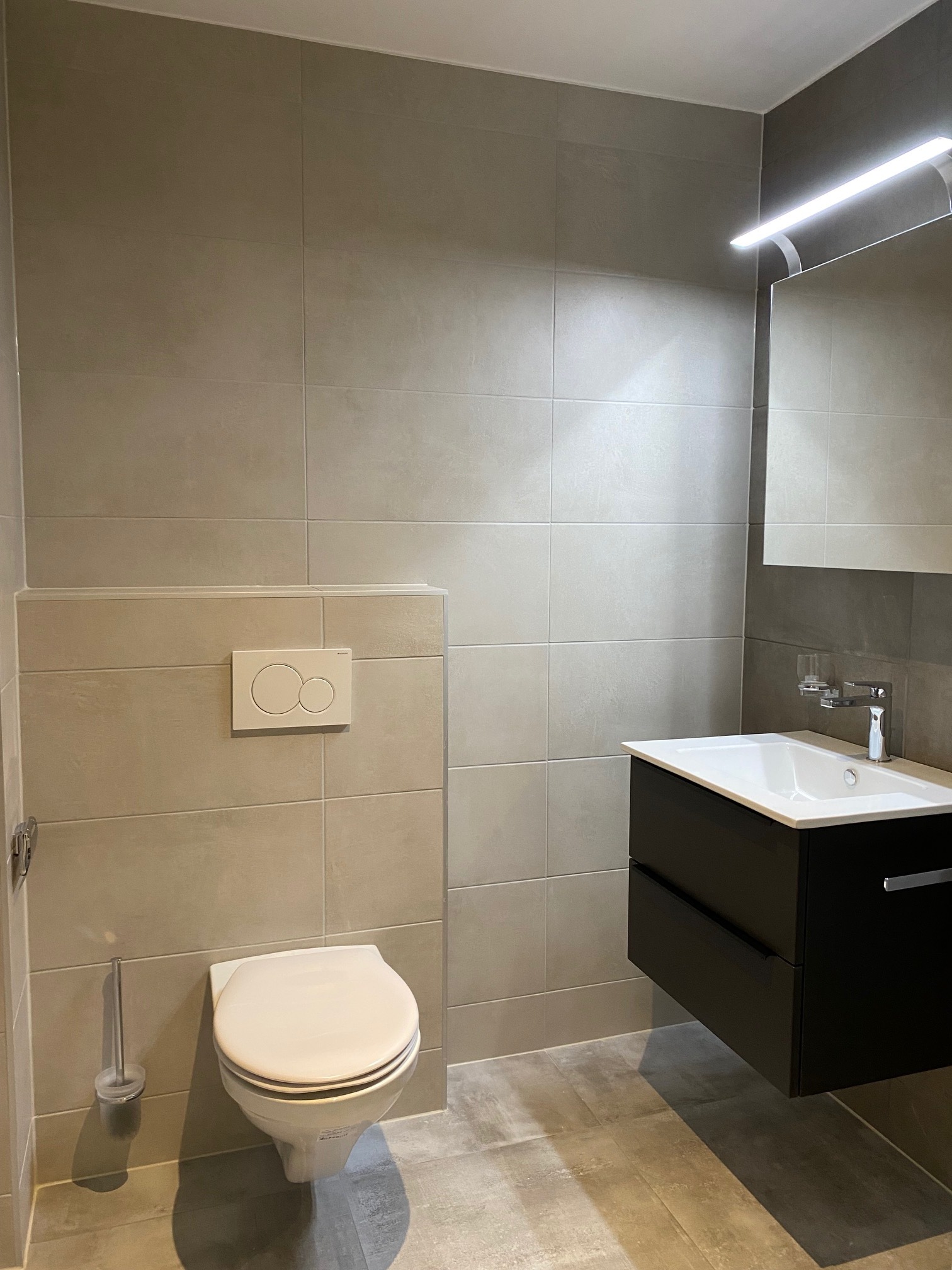 Modernes Gäste-WC mit dunklem Waschtischunterschrank