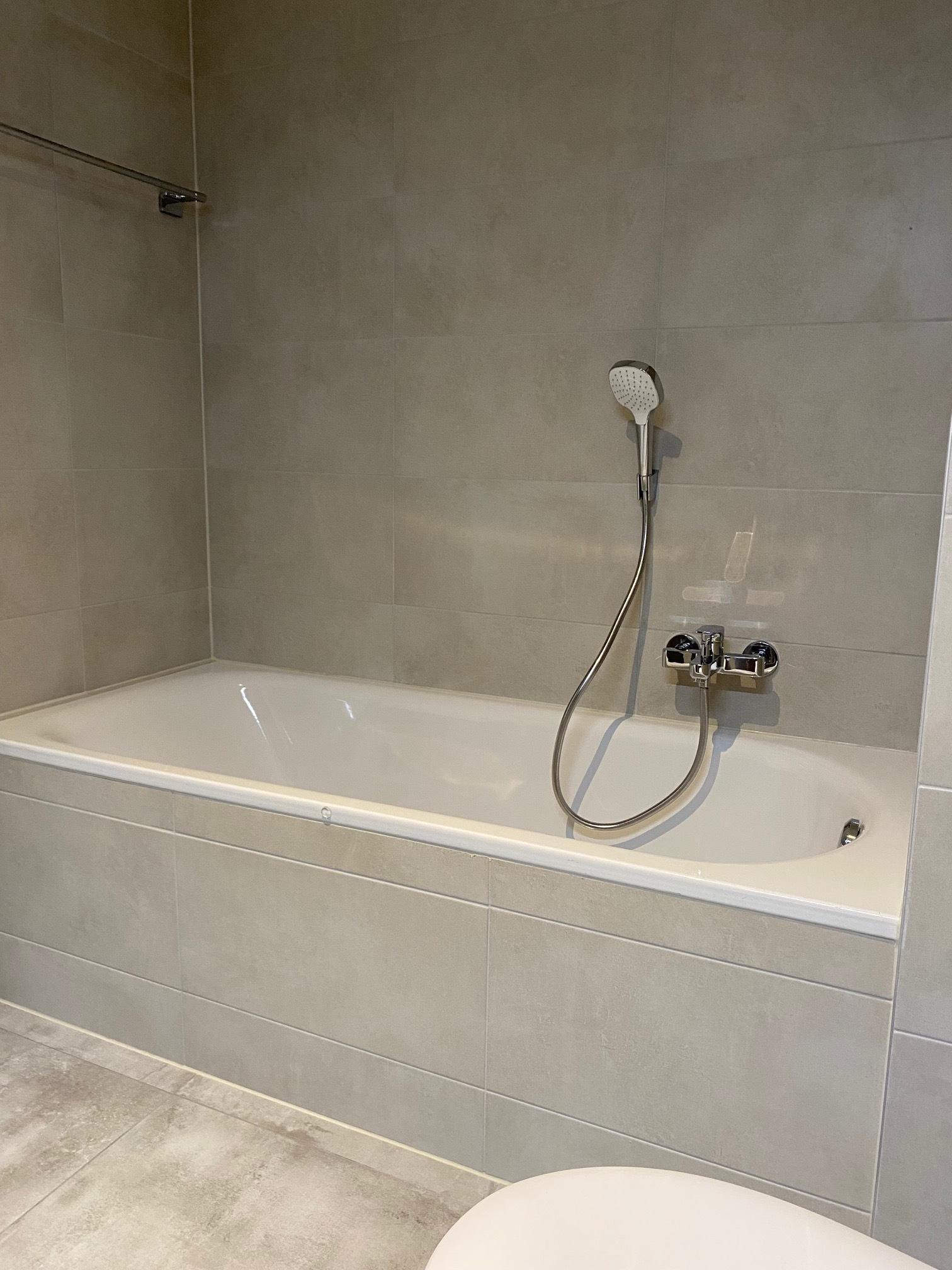 Modernes Badezimmer mit Badewanne und Wandarmatur