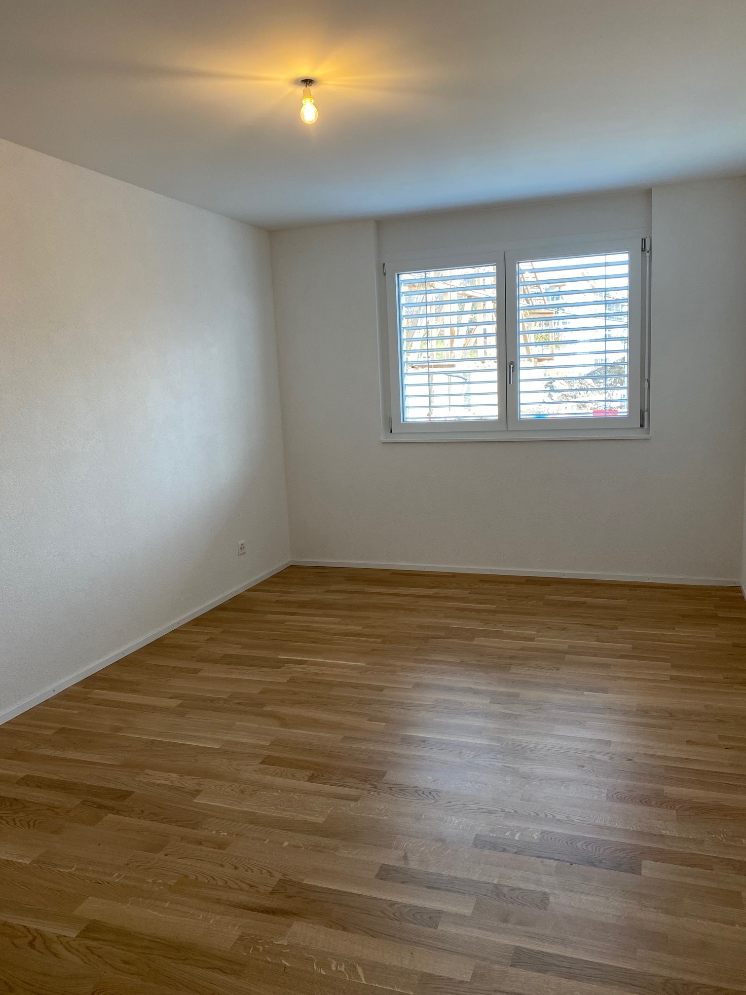 Leerer heller Raum mit Fenster