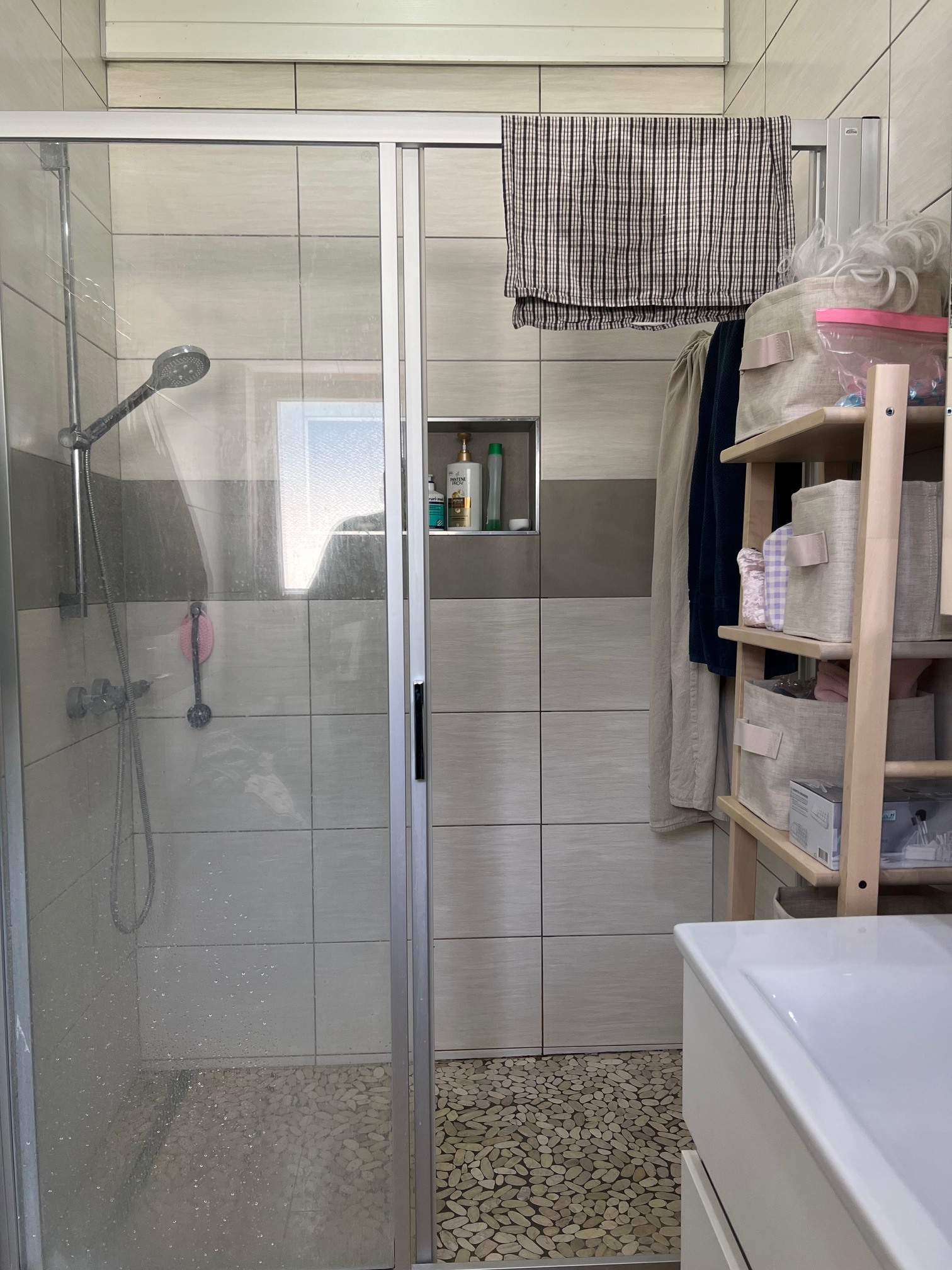 Modernes Badezimmer mit begehbarer Dusche