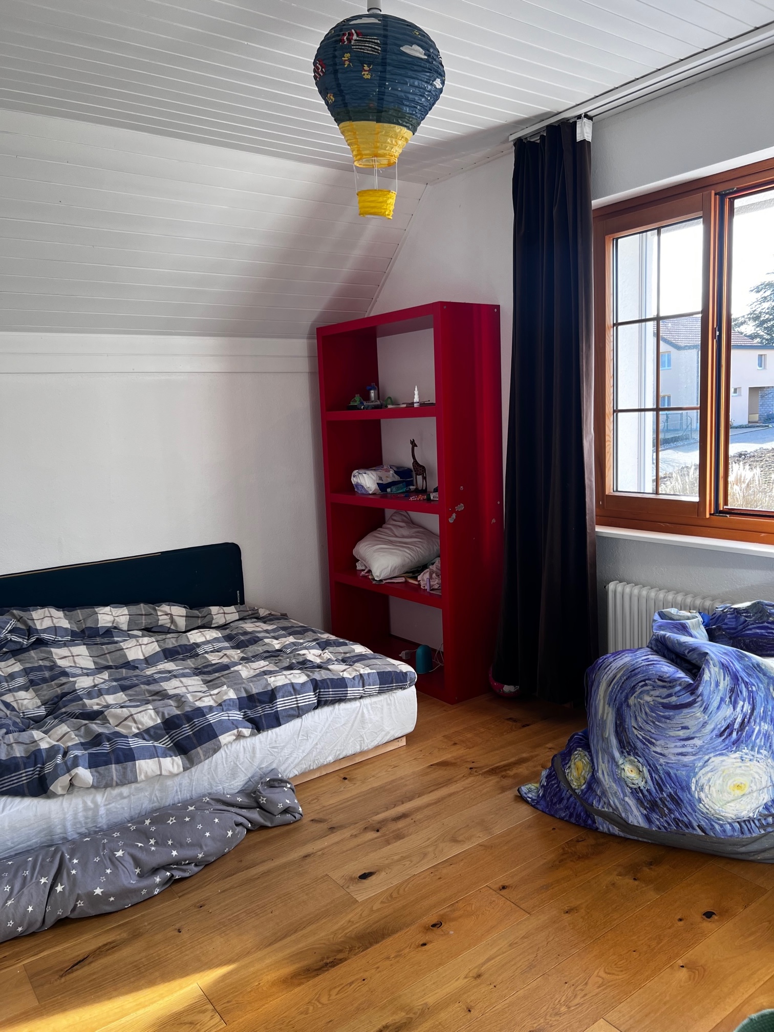 Kinderzimmer mit Dachschräge