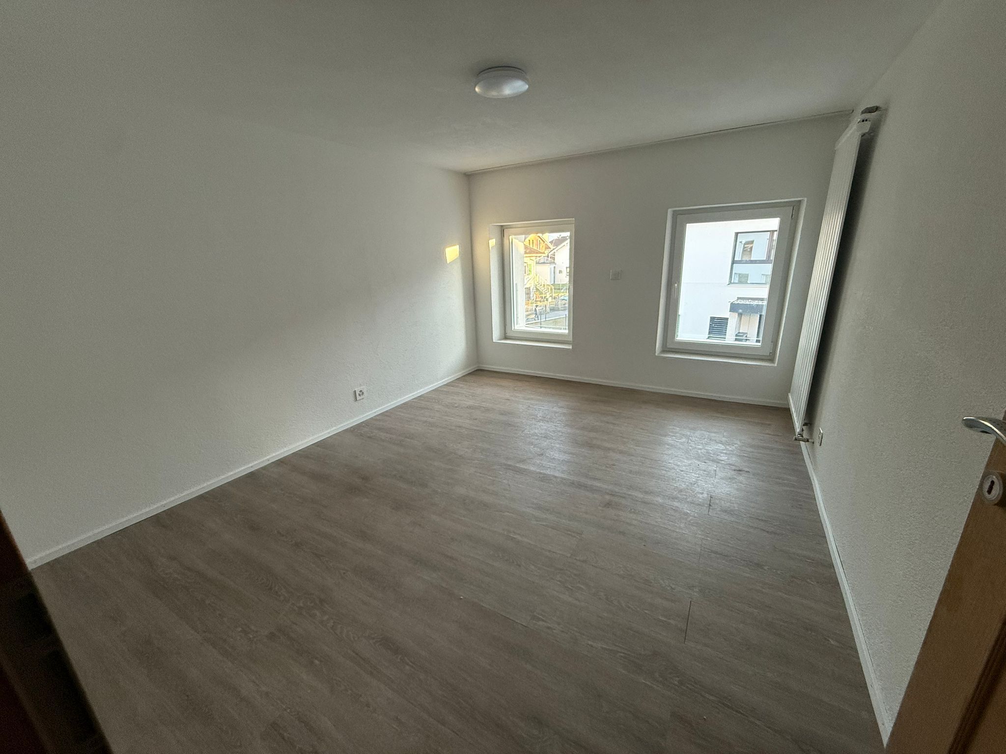 Leerer Wohnraum mit zwei Fenstern