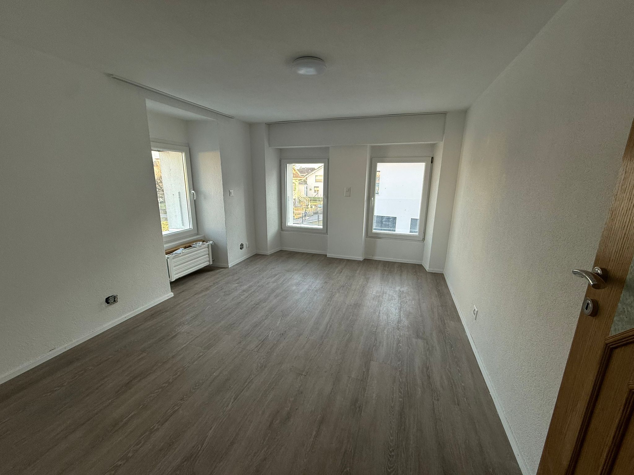 Leerer Wohnraum mit Fenstern