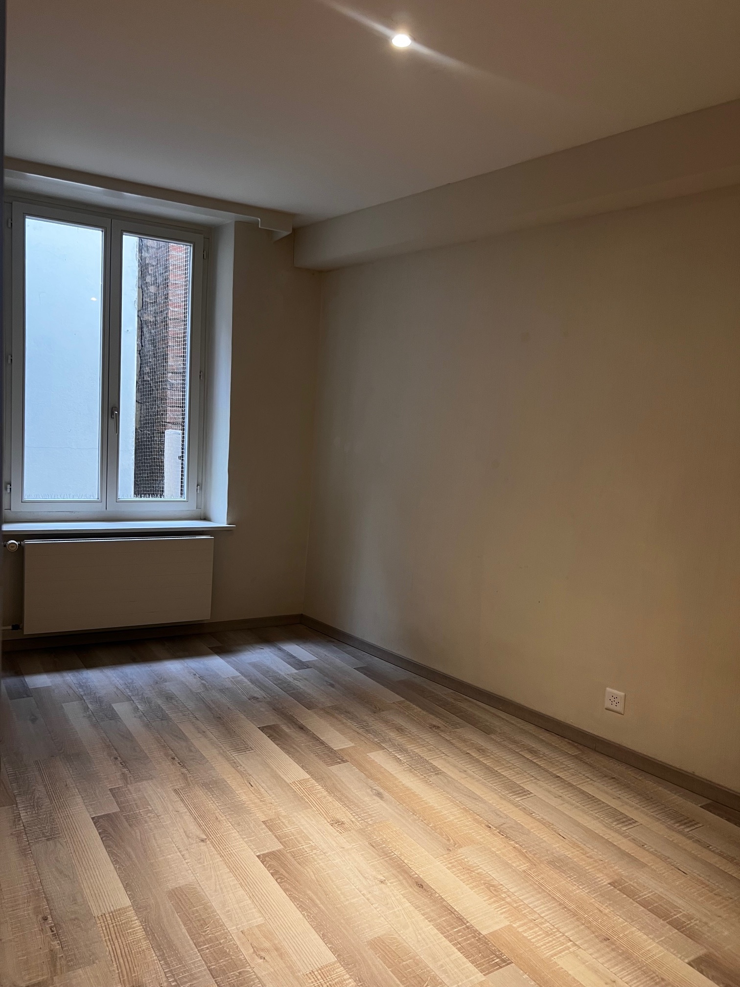 Leerer Raum mit Fenster und Heizkörper