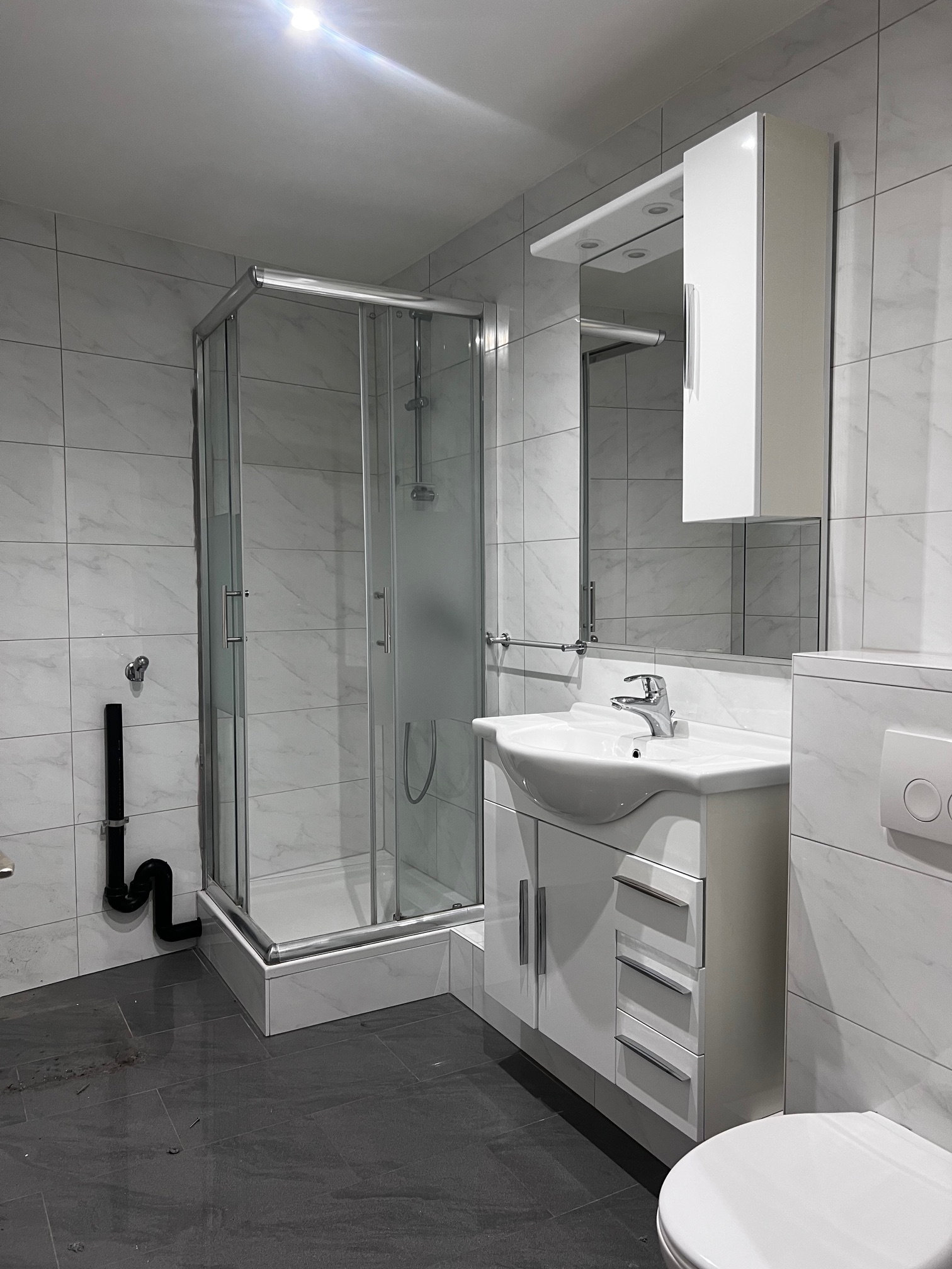 Modernes Badezimmer mit Dusche und Waschtisch