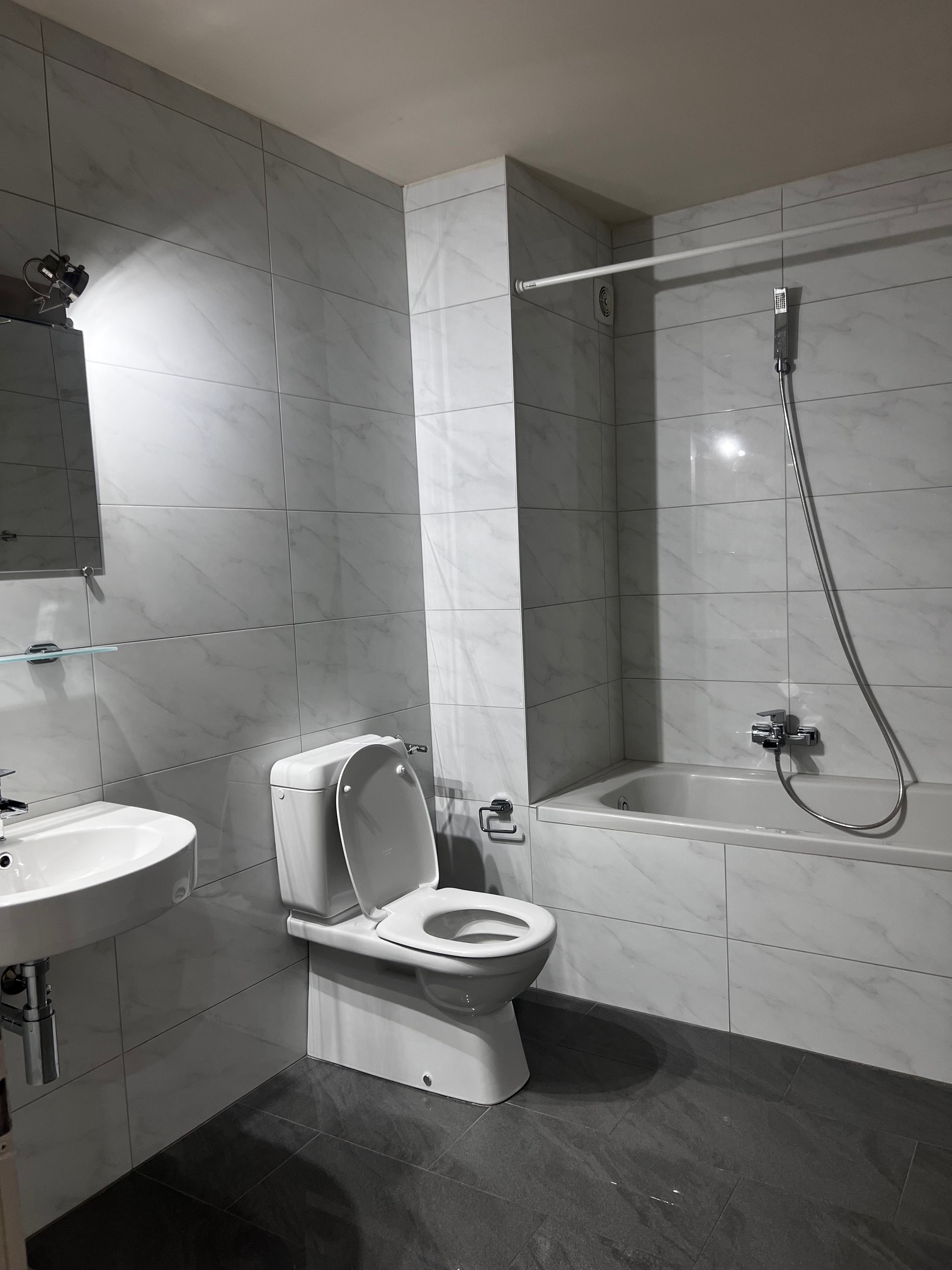 Modernes Badezimmer mit Wanne und WC