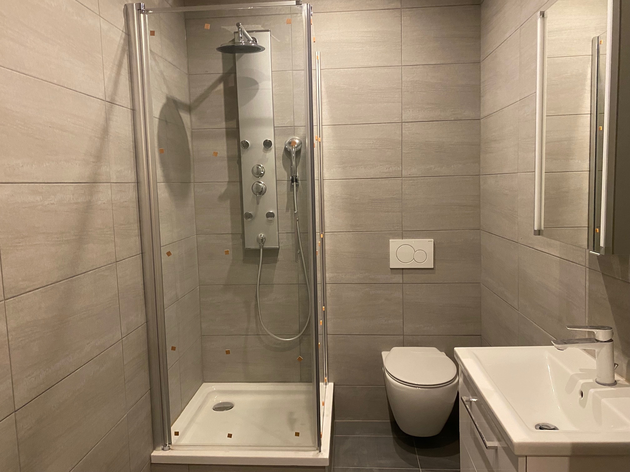 Modernes Bad mit Dusche und WC