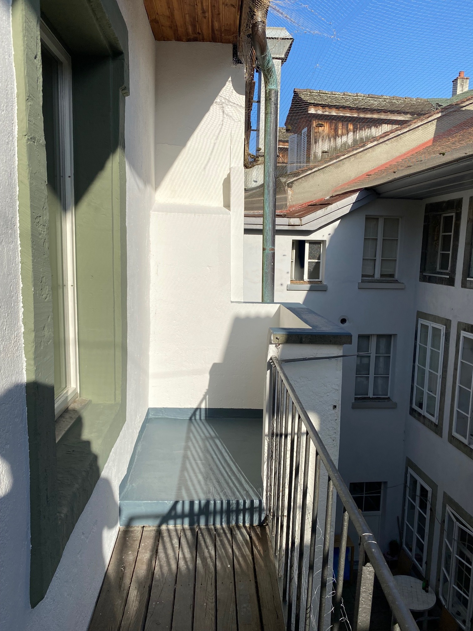 Balkon mit Blick in einen Innenhof