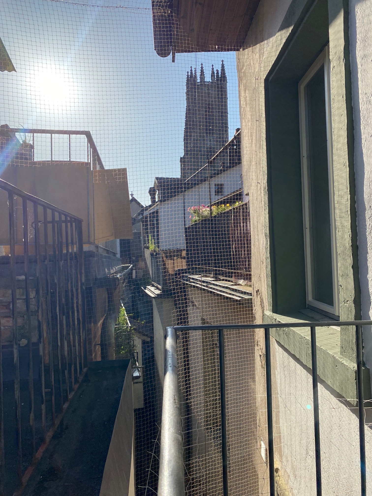 Blick vom schmalen Balkon in eine enge Altstadtgasse