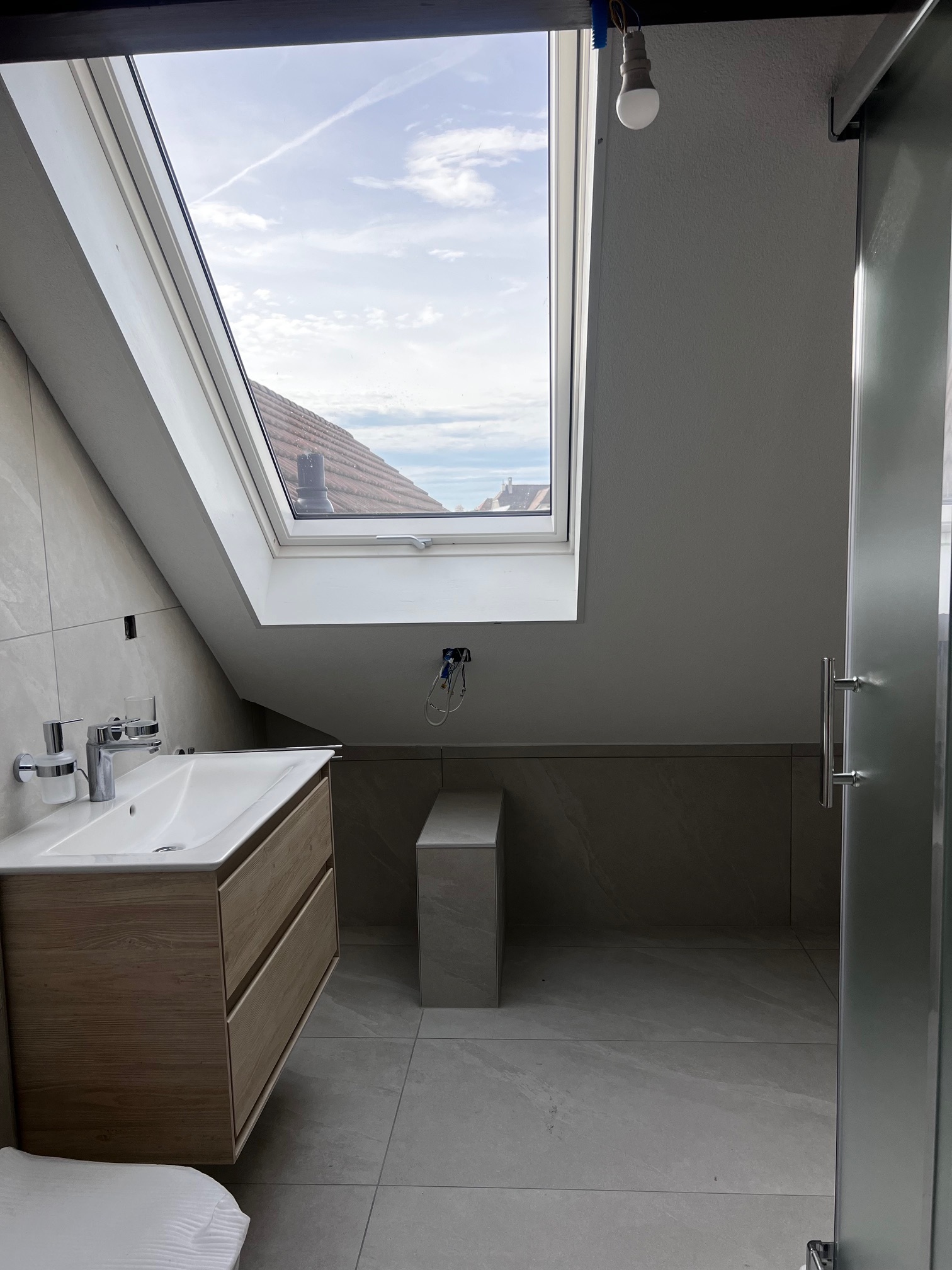 Dachgeschoss-Badezimmer mit Dachfenster