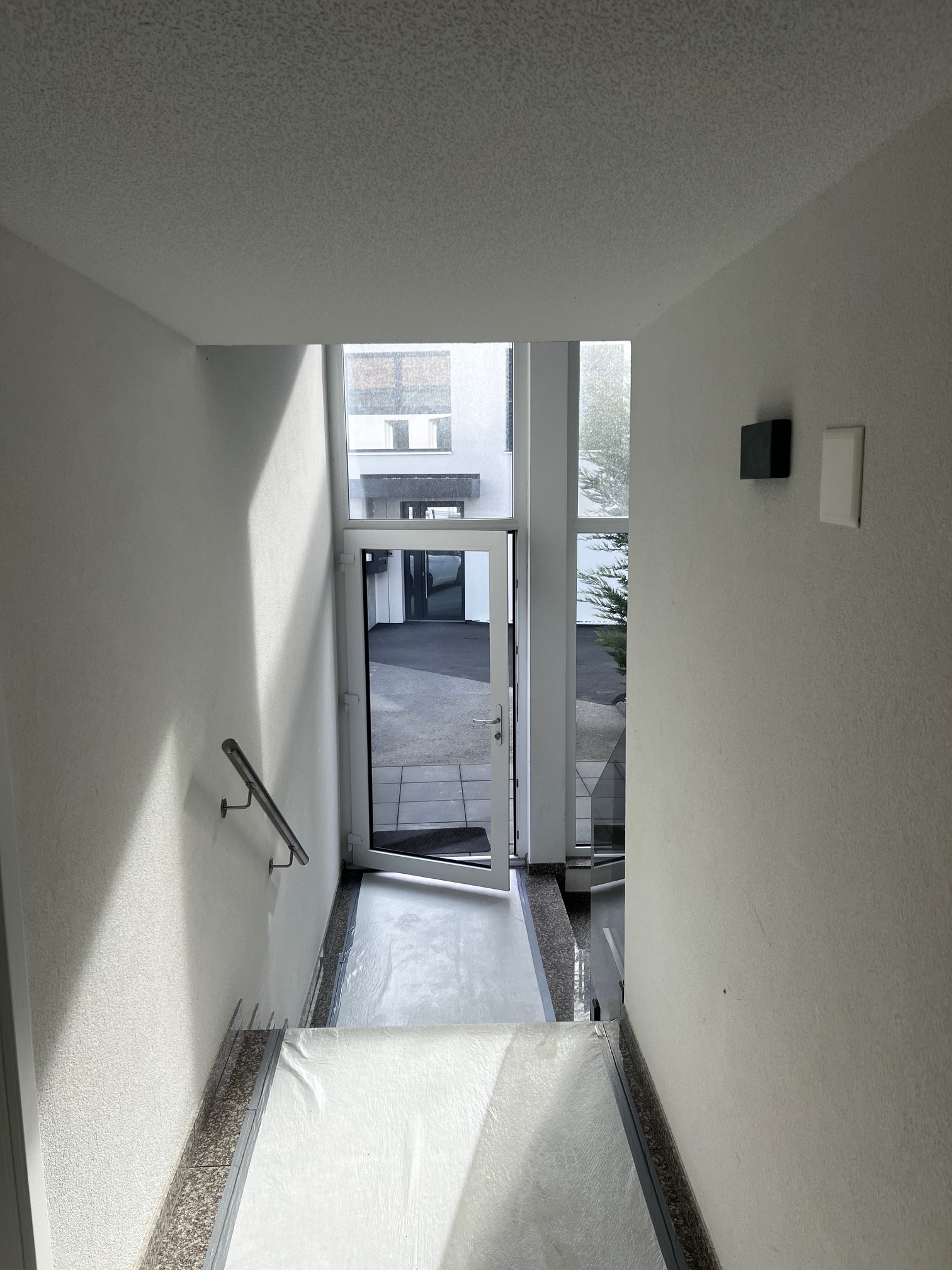 Treppenhaus mit Eingangstür